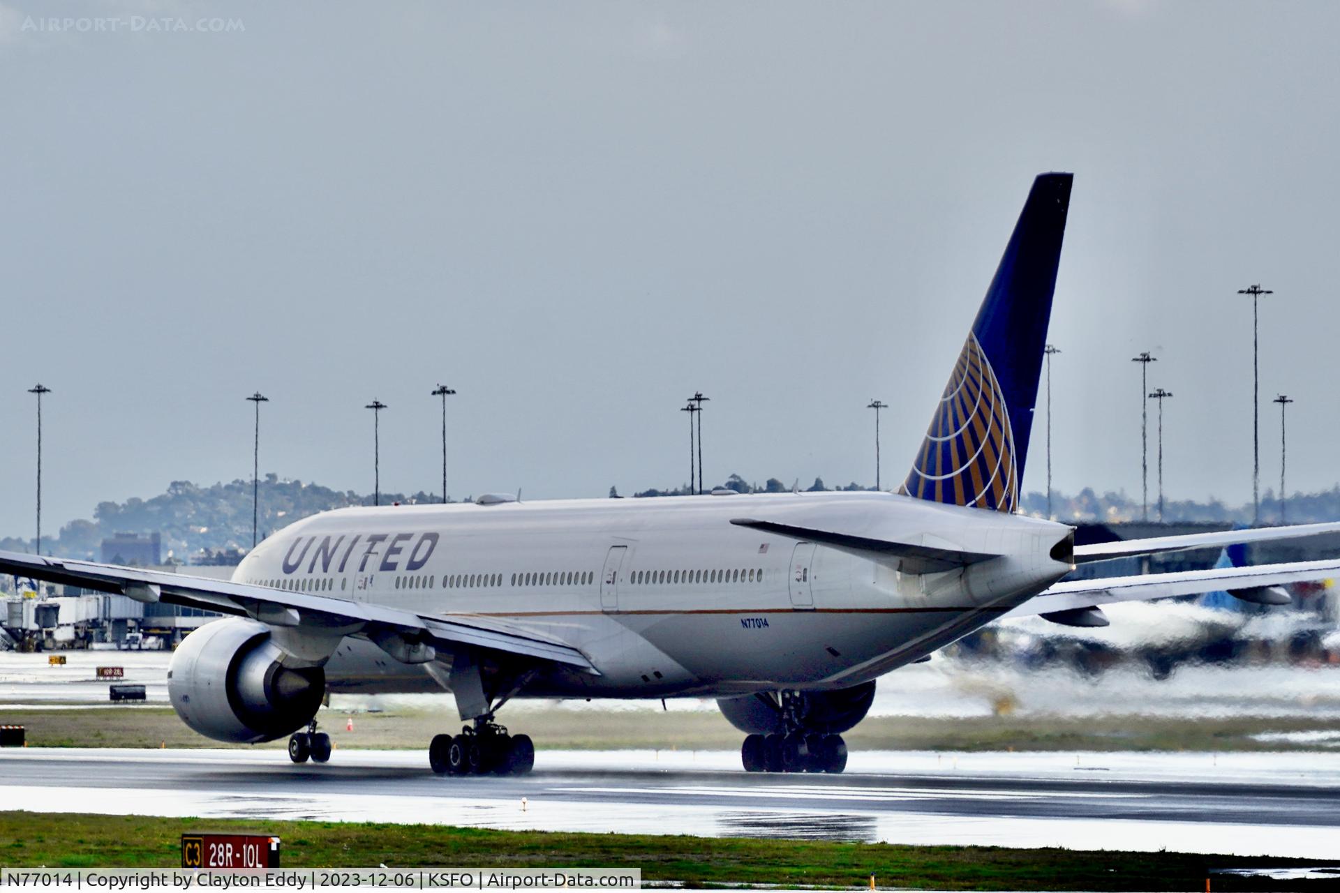 N77014, 1999 Boeing 777-224 C/N 29862, Runway 10 SFO 2023.