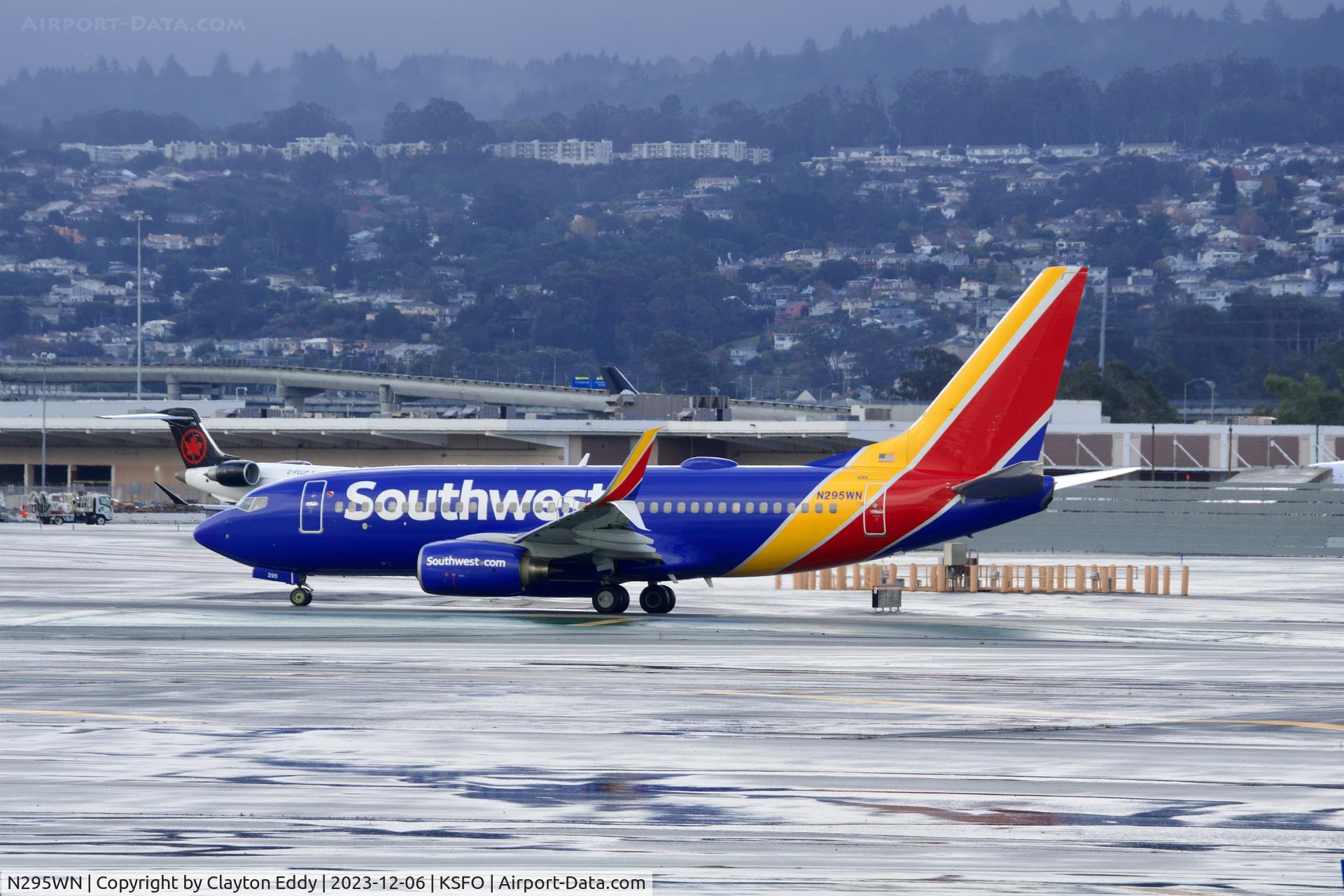 N295WN, 2007 Boeing 737-7H4 C/N 32541, Runway 10 SFO 2023.