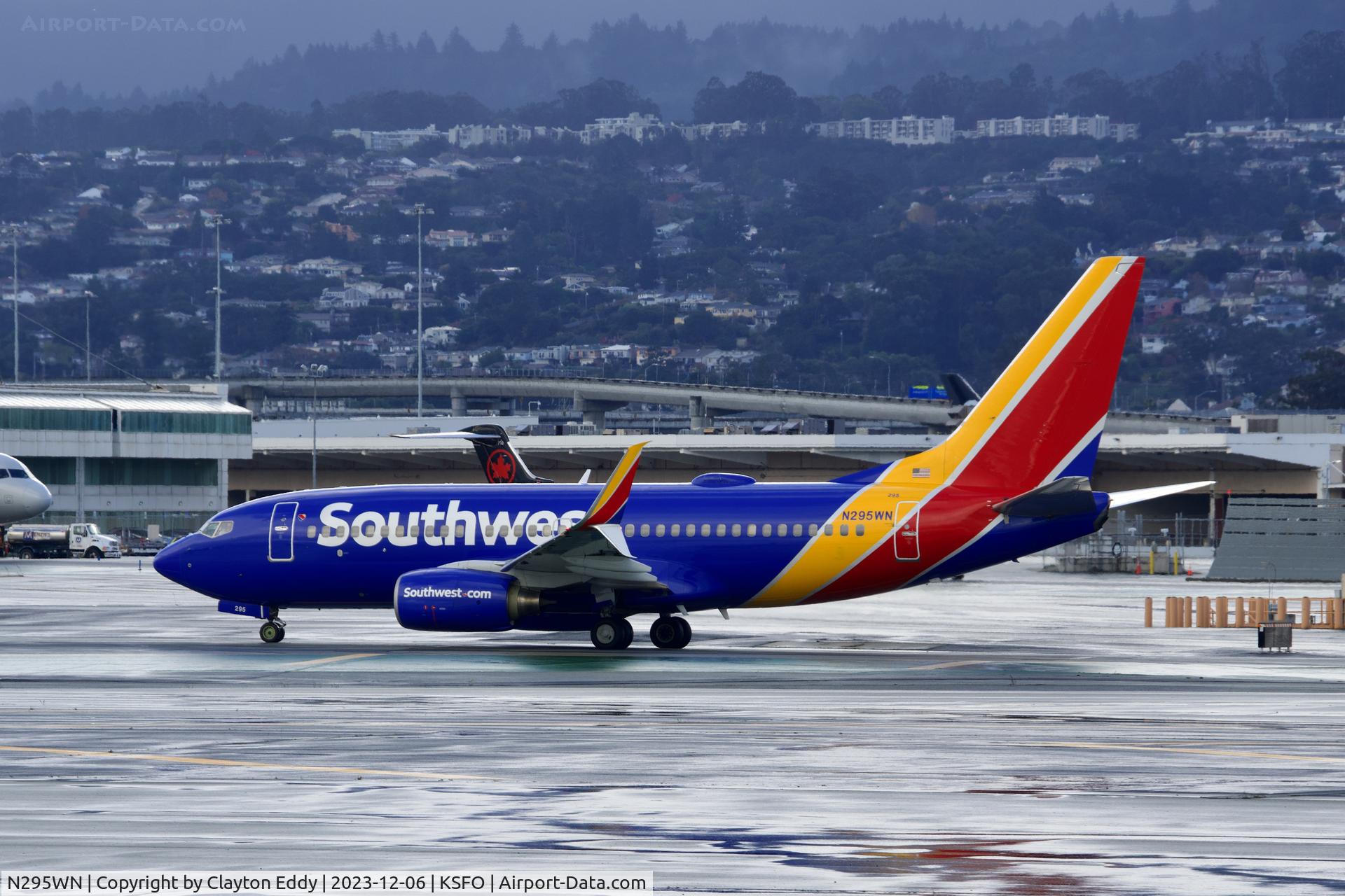 N295WN, 2007 Boeing 737-7H4 C/N 32541, Runway 10 SFO 2023.