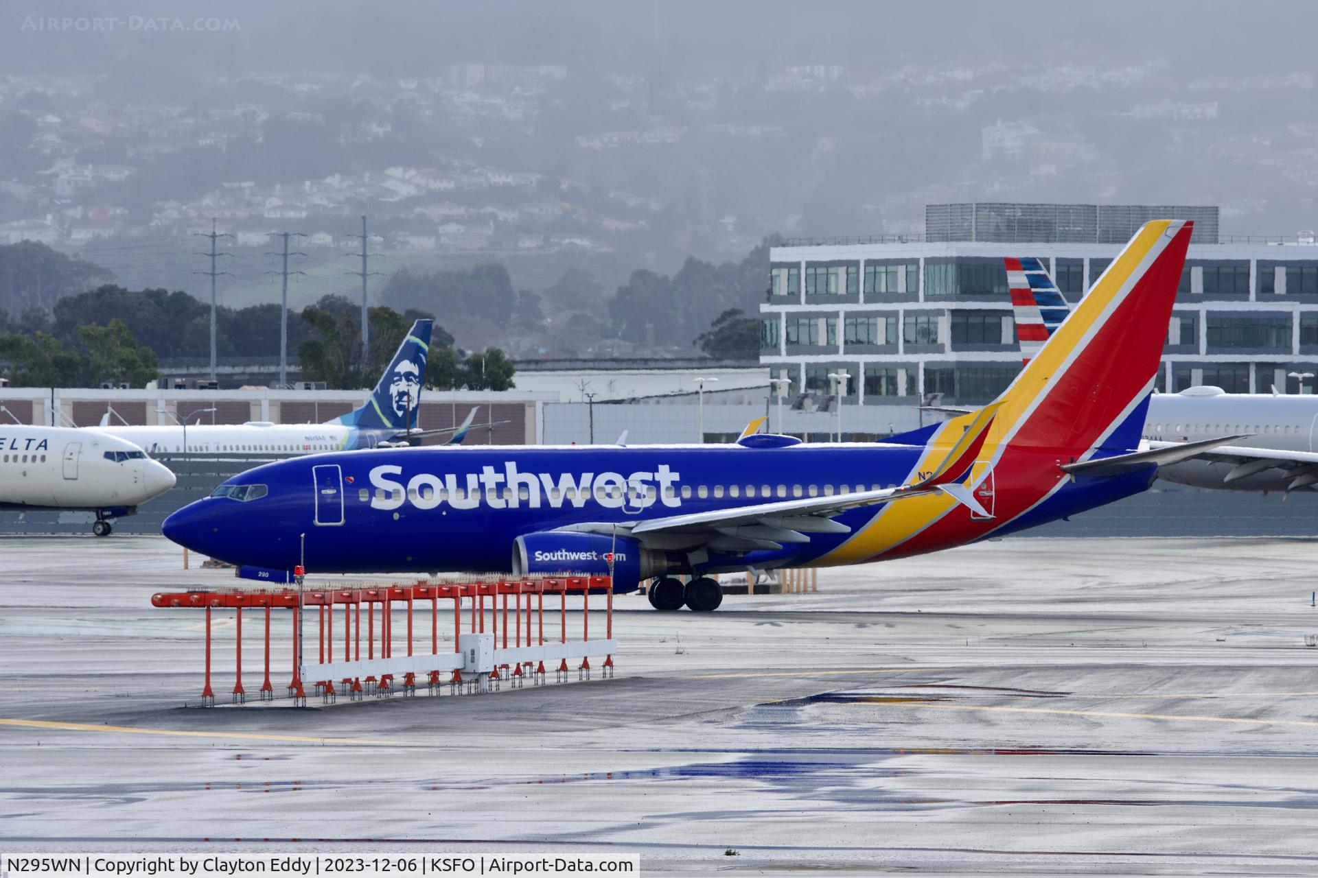 N295WN, 2007 Boeing 737-7H4 C/N 32541, Runway 10 SFO 2023.