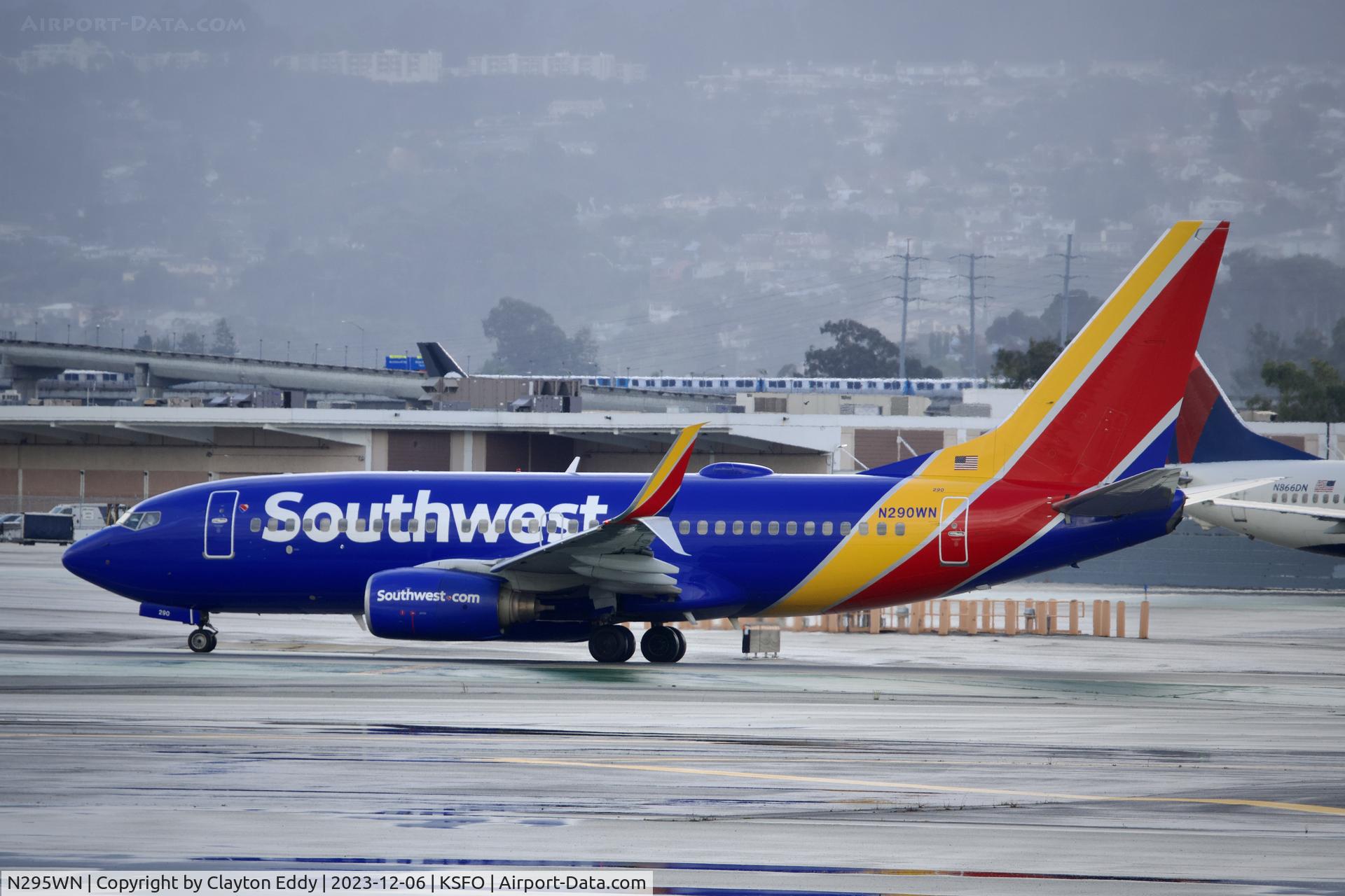 N295WN, 2007 Boeing 737-7H4 C/N 32541, Runay 10 SFO 2023.