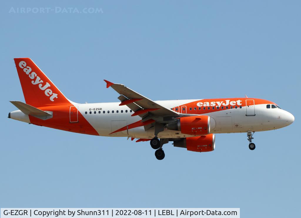 G-EZGR, 2011 Airbus A319-111 C/N 4837, Landing rwy 24R in new c/s