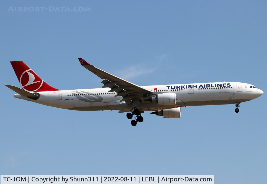 TC-JOM, 2014 Airbus A330-302 C/N 1499, Landing rwy 24R