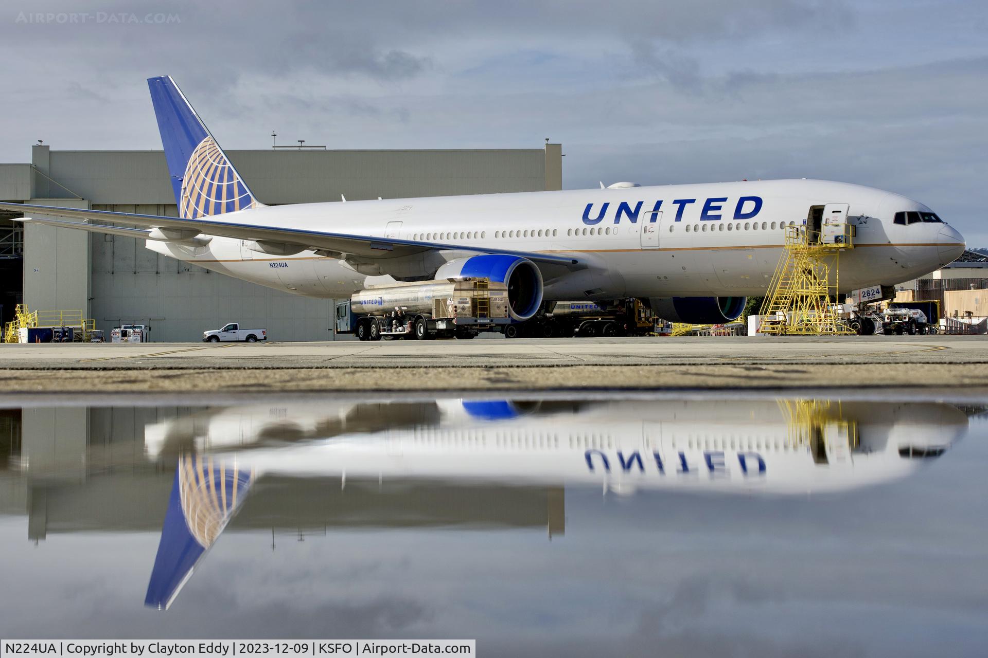 N224UA, 2001 Boeing 777-222 C/N 30225, SFO 2023.
