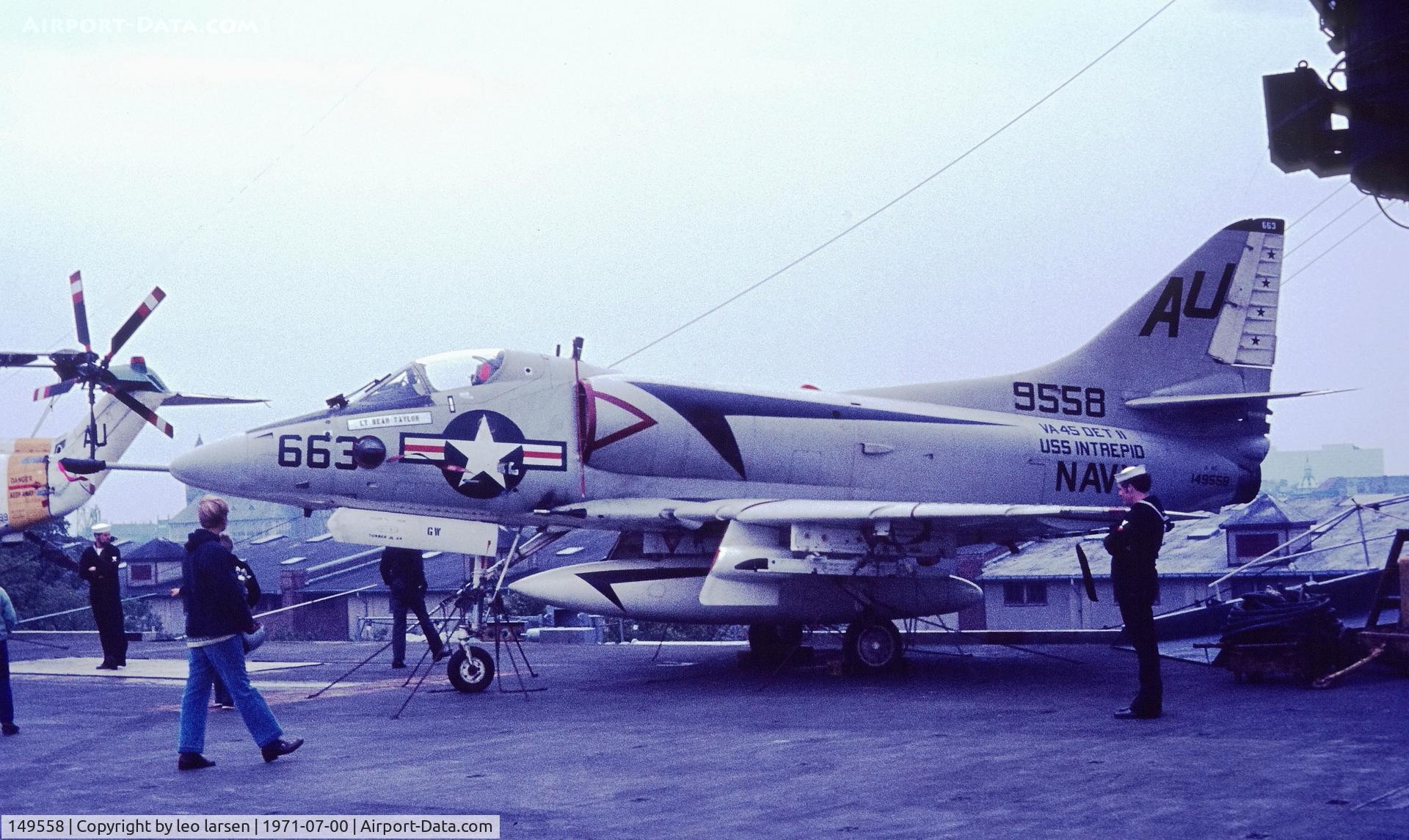 149558, 1962 Douglas A4D-2N Skyhawk C/N 12883, Copenhagen Harbour 7.1971 on board US Intrepid.
Bunt up in fire training at MCAS Beaufort sc.