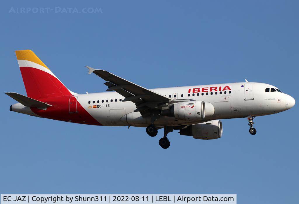EC-JAZ, 2004 Airbus A319-111 C/N 2264, Landing rwy 24R in new c/s