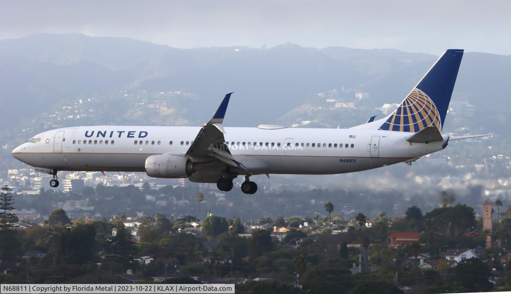 N68811, 2013 Boeing 737-924/ER C/N 42175, UAL 739 oc zx SFO-LAX