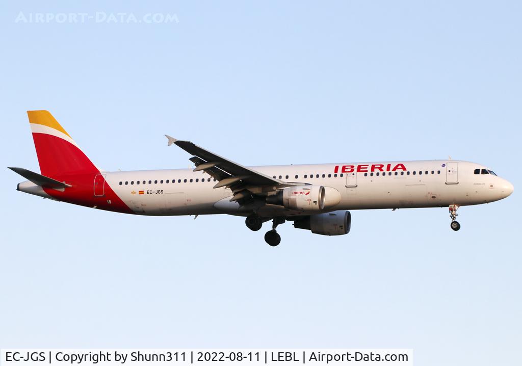 EC-JGS, 2005 Airbus A321-211 C/N 2472, Landing rwy 24R in new c/s