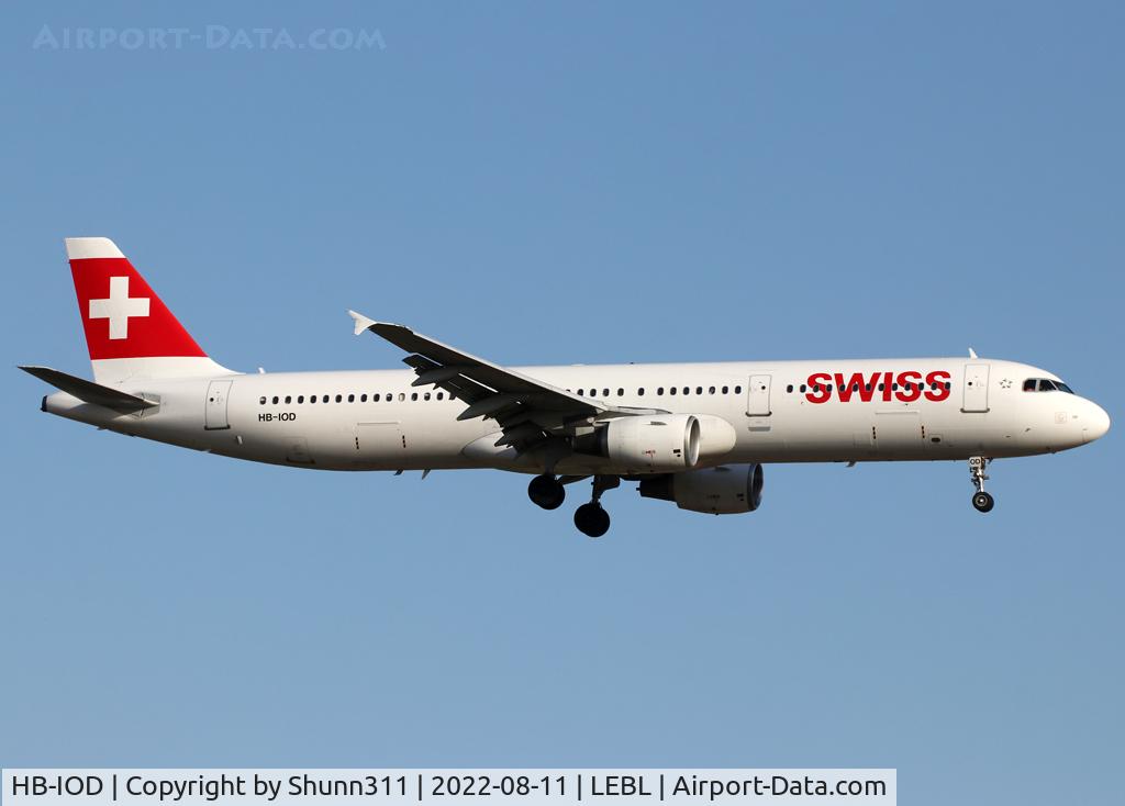 HB-IOD, 1995 Airbus A321-111 C/N 522, Landing rwy 24R with large titles