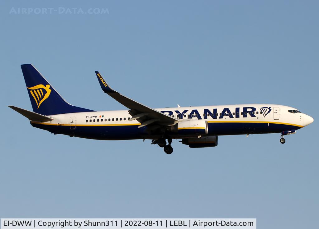 EI-DWW, 2008 Boeing 737-8AS C/N 33629, Landing rwy 24R
