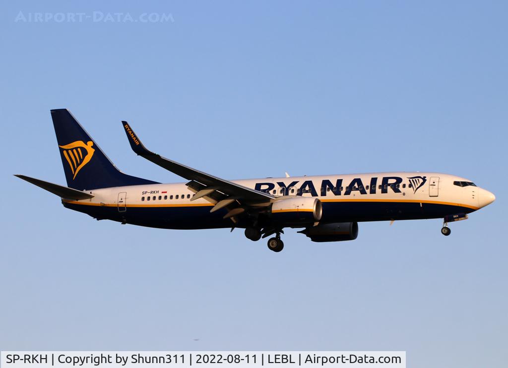 SP-RKH, 2016 Boeing 737-8AS C/N 44746, Landing rwy 24R