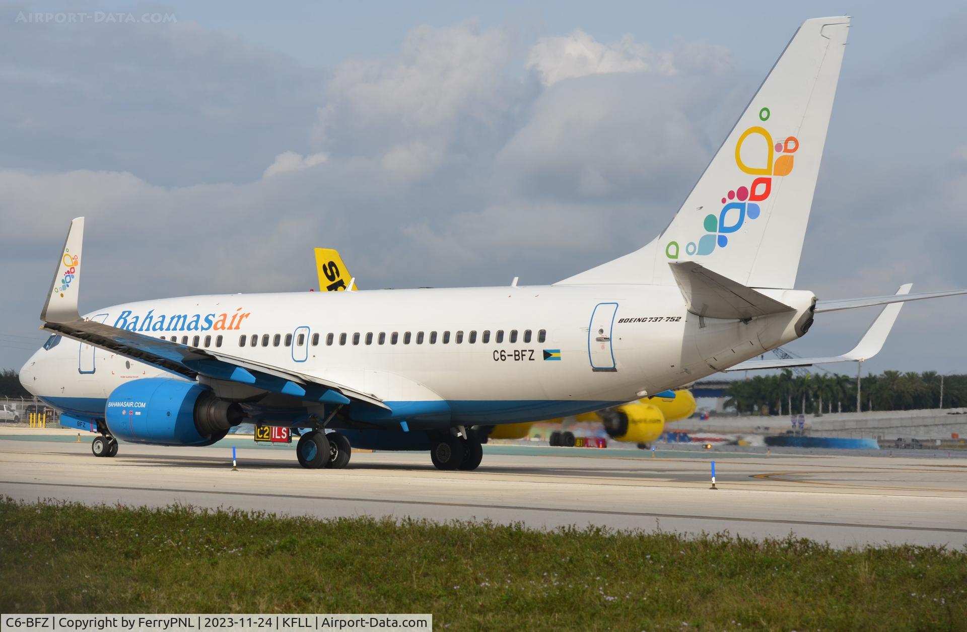 C6-BFZ, 2004 Boeing 737-752 C/N 30038, Taxying for departure