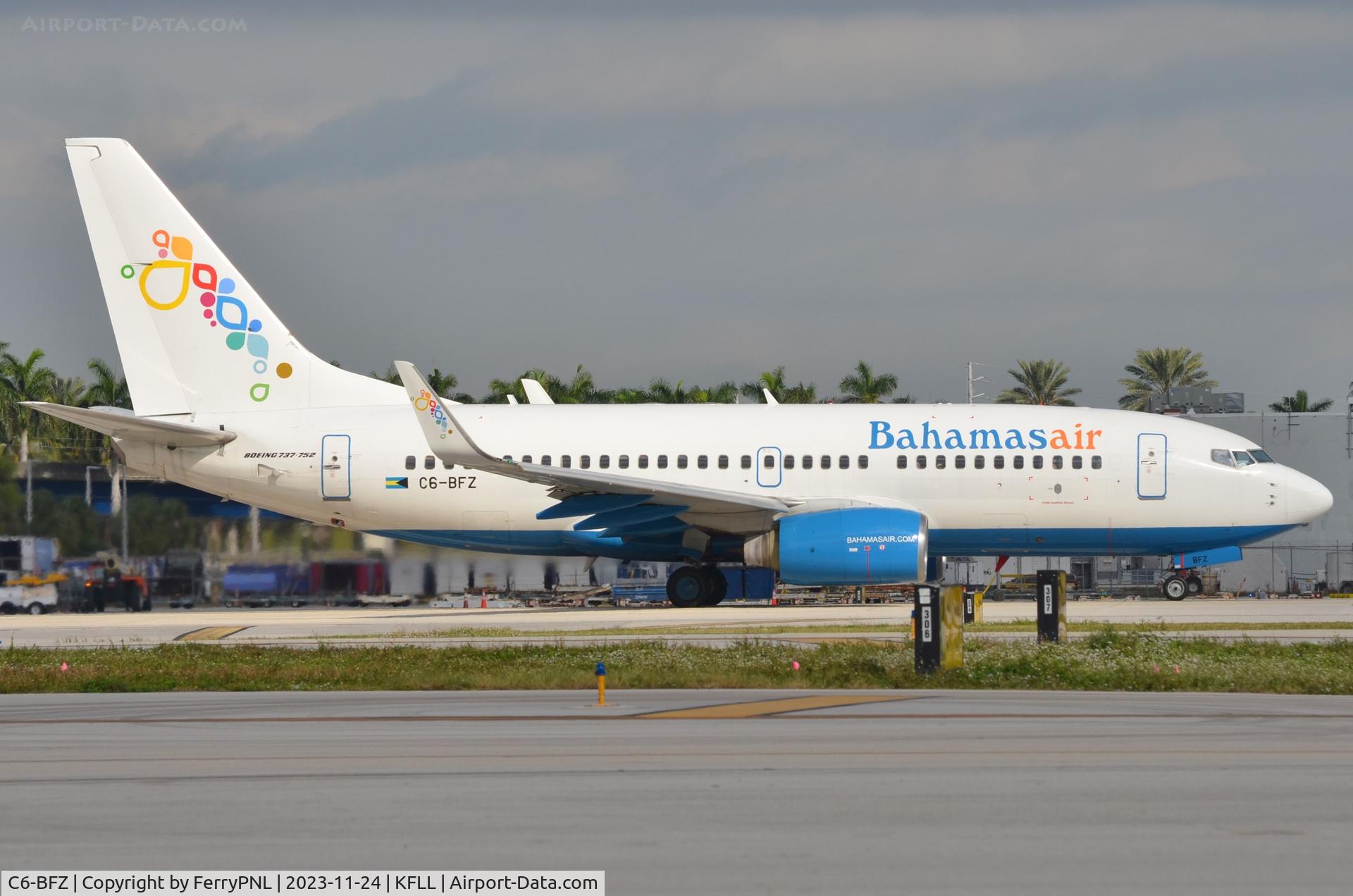 C6-BFZ, 2004 Boeing 737-752 C/N 30038, Bahamas Air B737 lined-up for departure