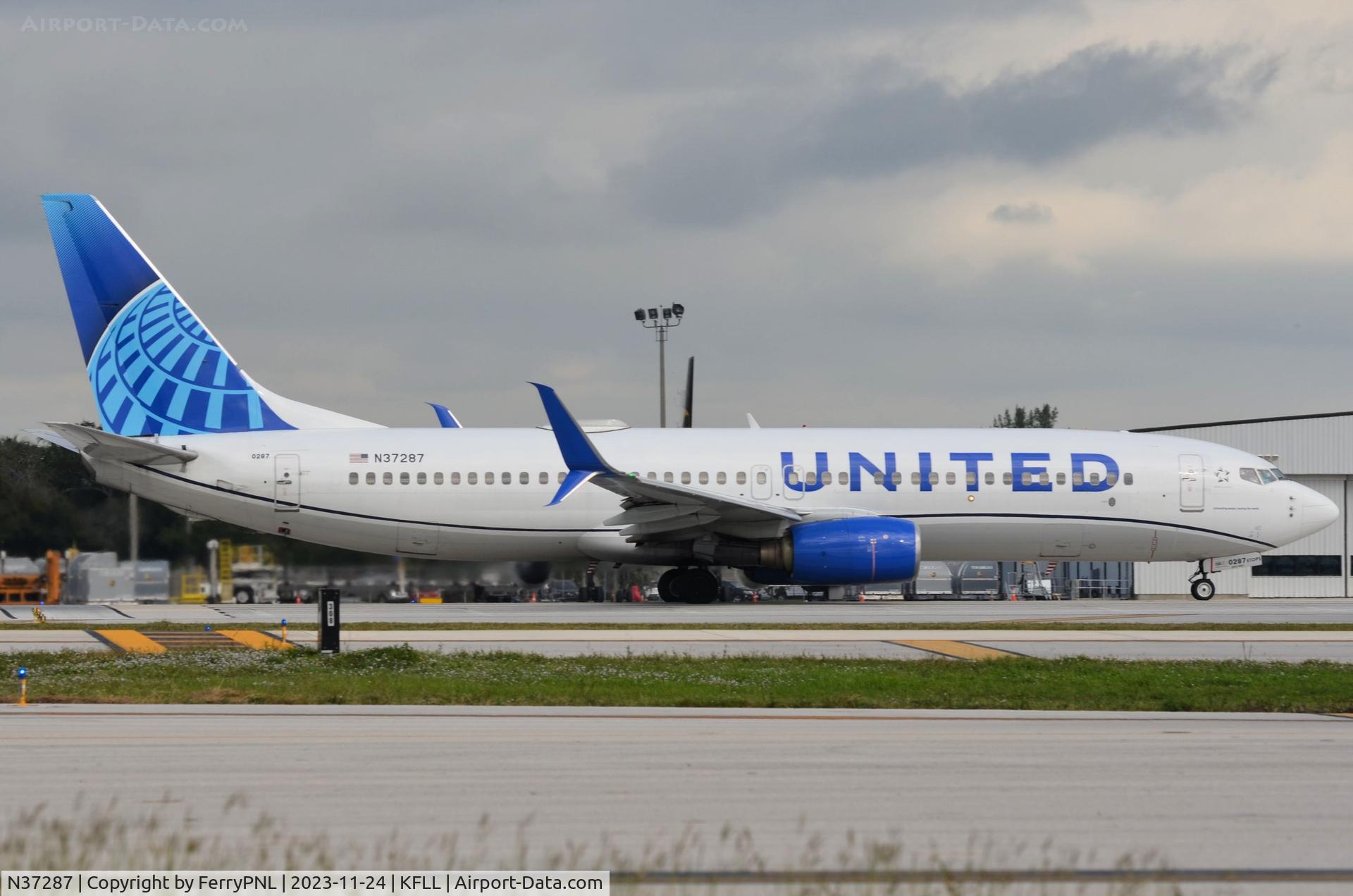 N37287, 2004 Boeing 737-824 C/N 31636, United B738 ready to take-off