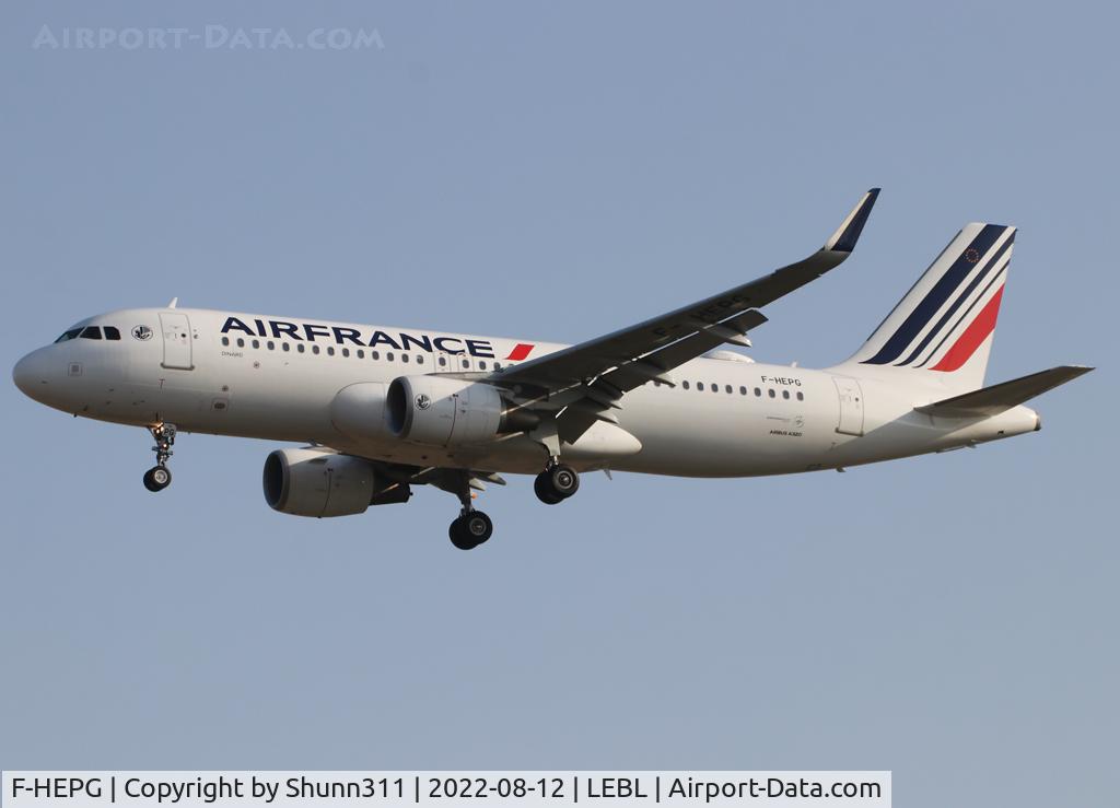 F-HEPG, 2013 Airbus A320-214 C/N 5802, Landing rwy 24R in modified new c/s... Named 'Dinard'