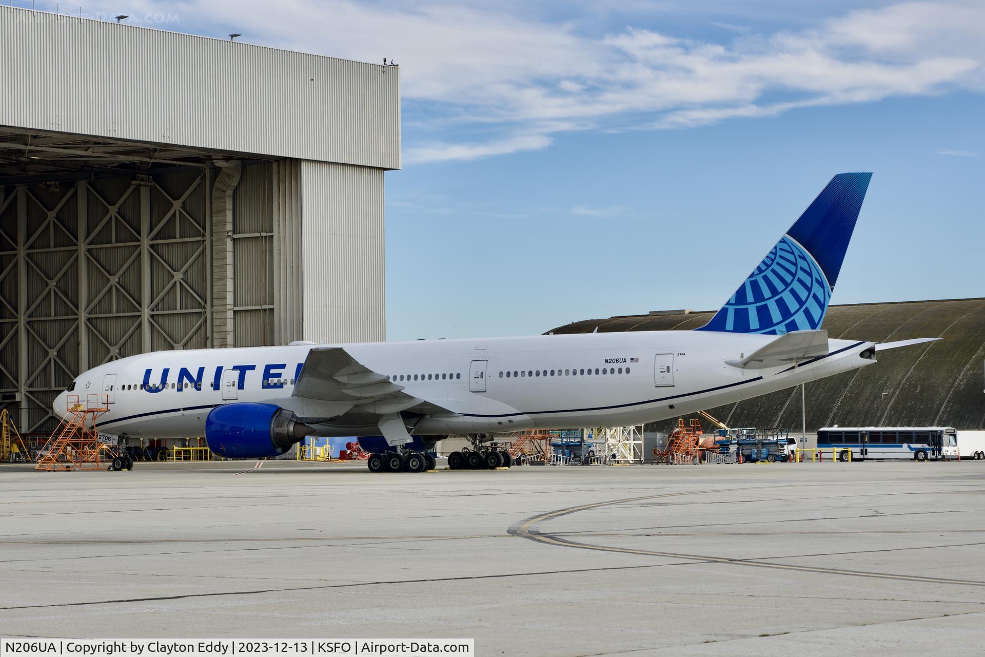N206UA, 1999 Boeing 777-222/ER C/N 30212, SFO 2023.