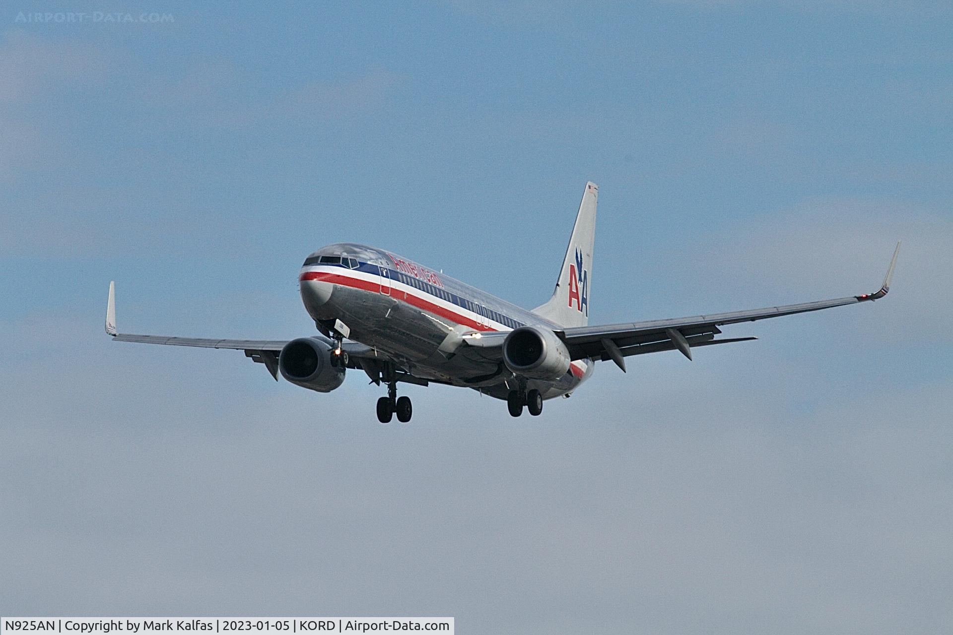 N925AN, 1999 Boeing 737-823 C/N 29526, American Airlines Boeing 730-800 B738 N925AN,on approach KORD