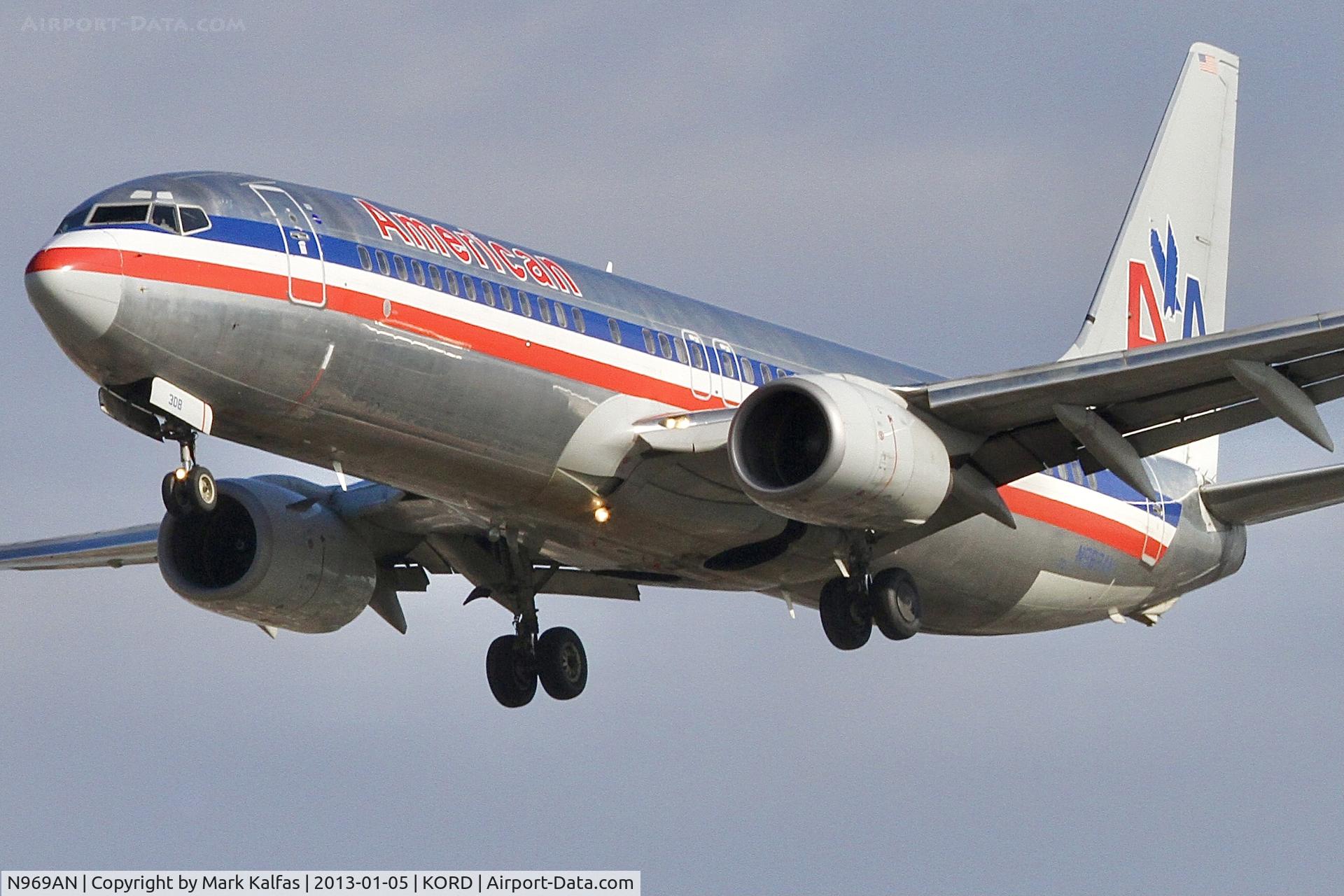 N969AN, 2001 Boeing 737-823 C/N 29546, American Airlines Boeing 737-823 N969AN. 28L approach KORD