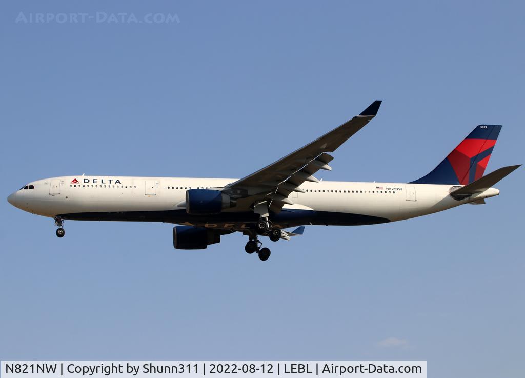 N821NW, 2007 Airbus A330-323 C/N 0865, Landing rwy 24R