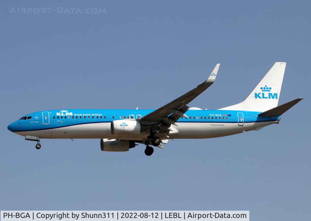 PH-BGA, 2008 Boeing 737-8K2 C/N 37593, Landing rwy 24R with Wifi pod mounted