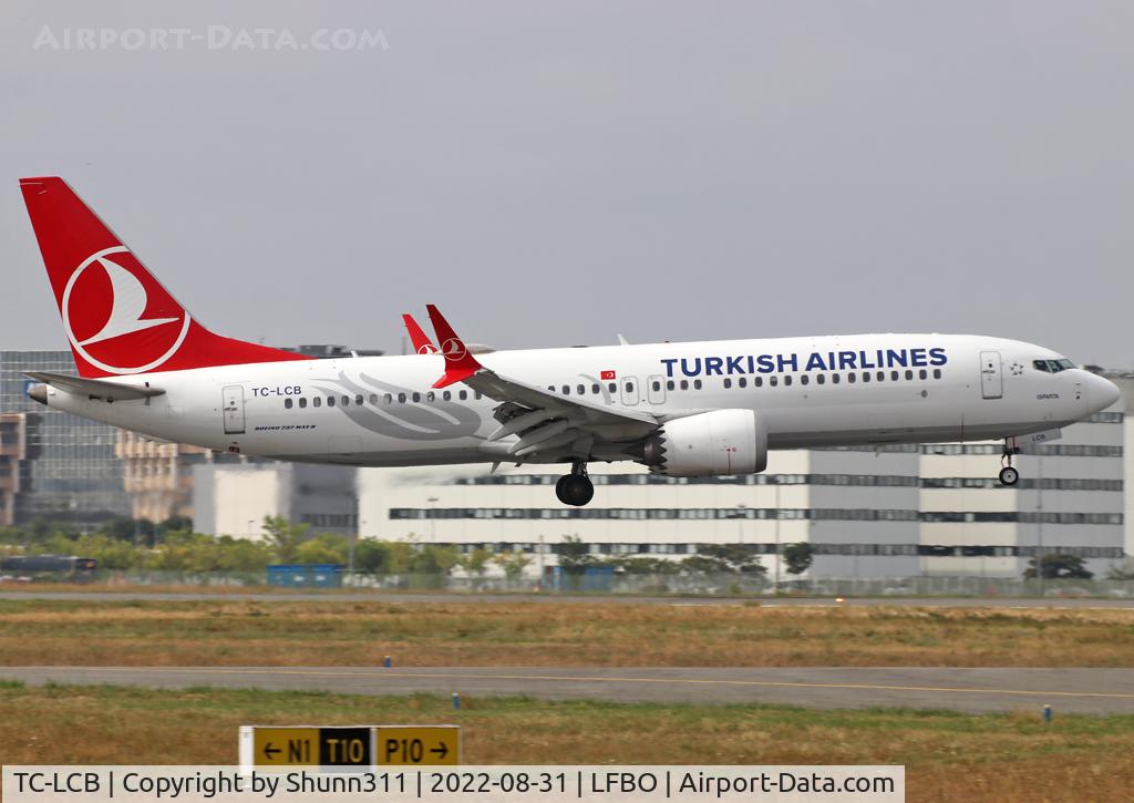 TC-LCB, 2018 Boeing 737-8 MAX C/N 60033, Landing rwy 32R