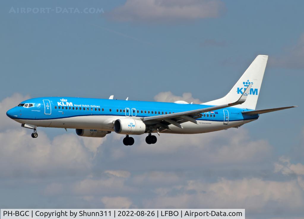 PH-BGC, 2008 Boeing 737-8K2 C/N 30361, Landing rwy 32R with Wifi pod mounted...
