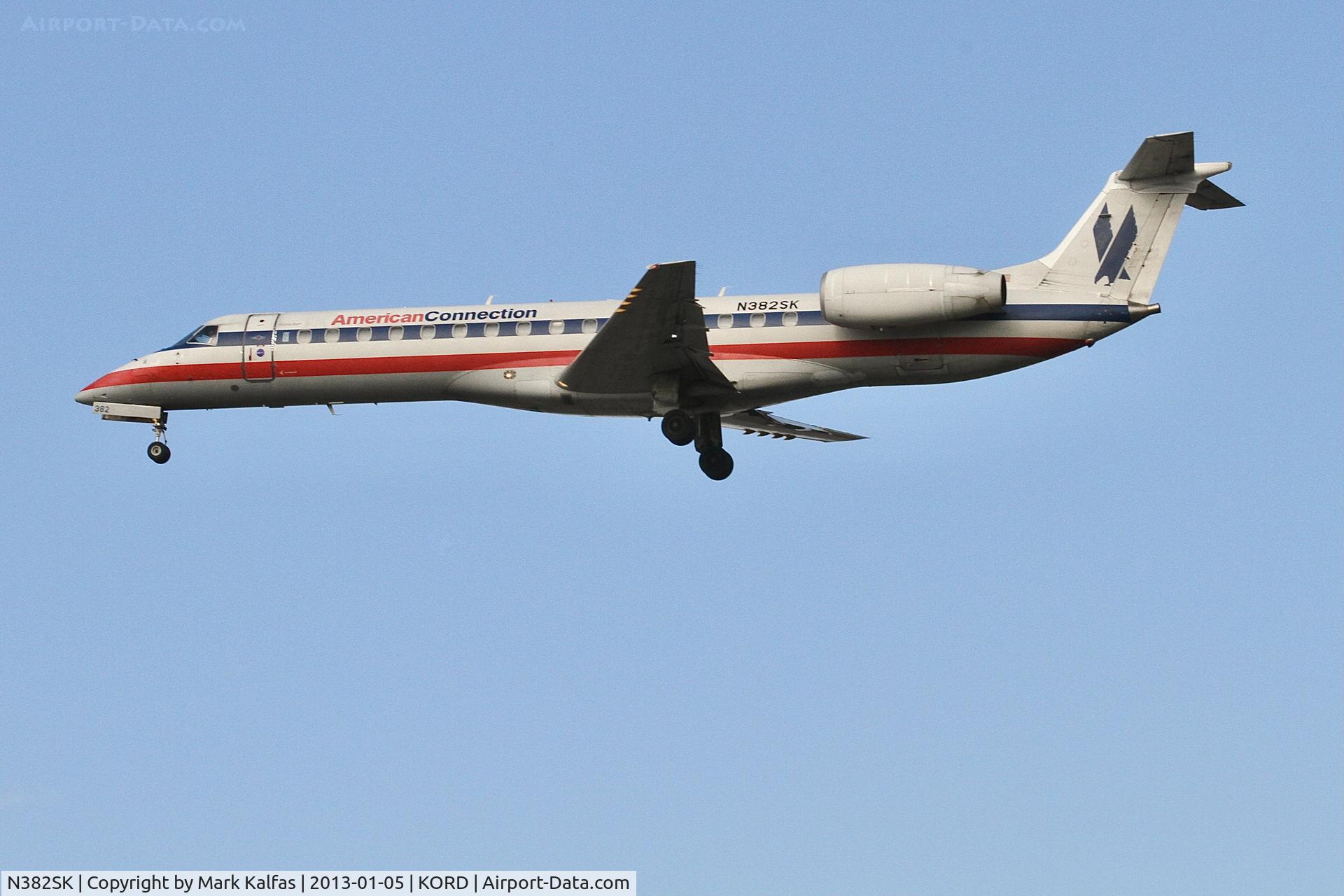 N382SK, 2002 Embraer ERJ-140LR (EMB-135KL) C/N 145624, Chautauqua Airlines/AmericanConnection Embraer EMB-135KL, E135 N382SK arriving KORD