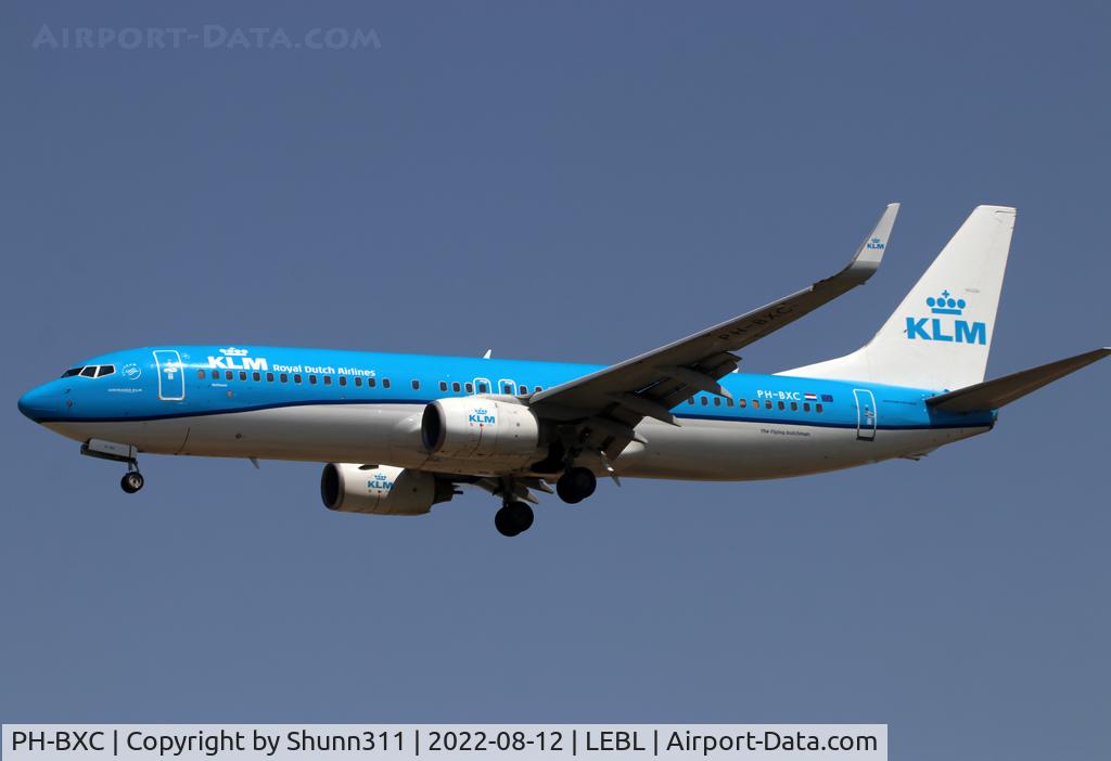 PH-BXC, 1999 Boeing 737-8K2 C/N 29133, Landing rwy 24R in new c/s