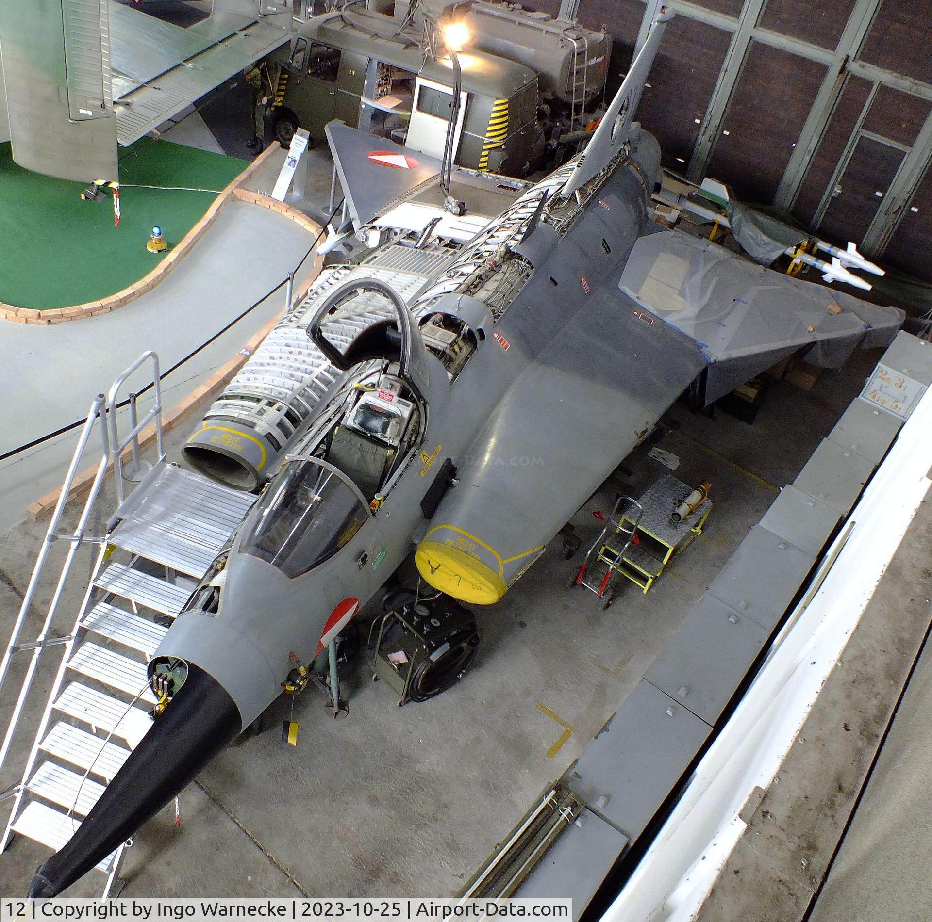 12, Saab J-35Oe MkII Draken C/N 35-1412, SAAB J35Oe Mk II Draken (starbord side without most outer skin) at the Militärluftfahrt-Museum (Museum of Austrian Military Aviation), Zeltweg