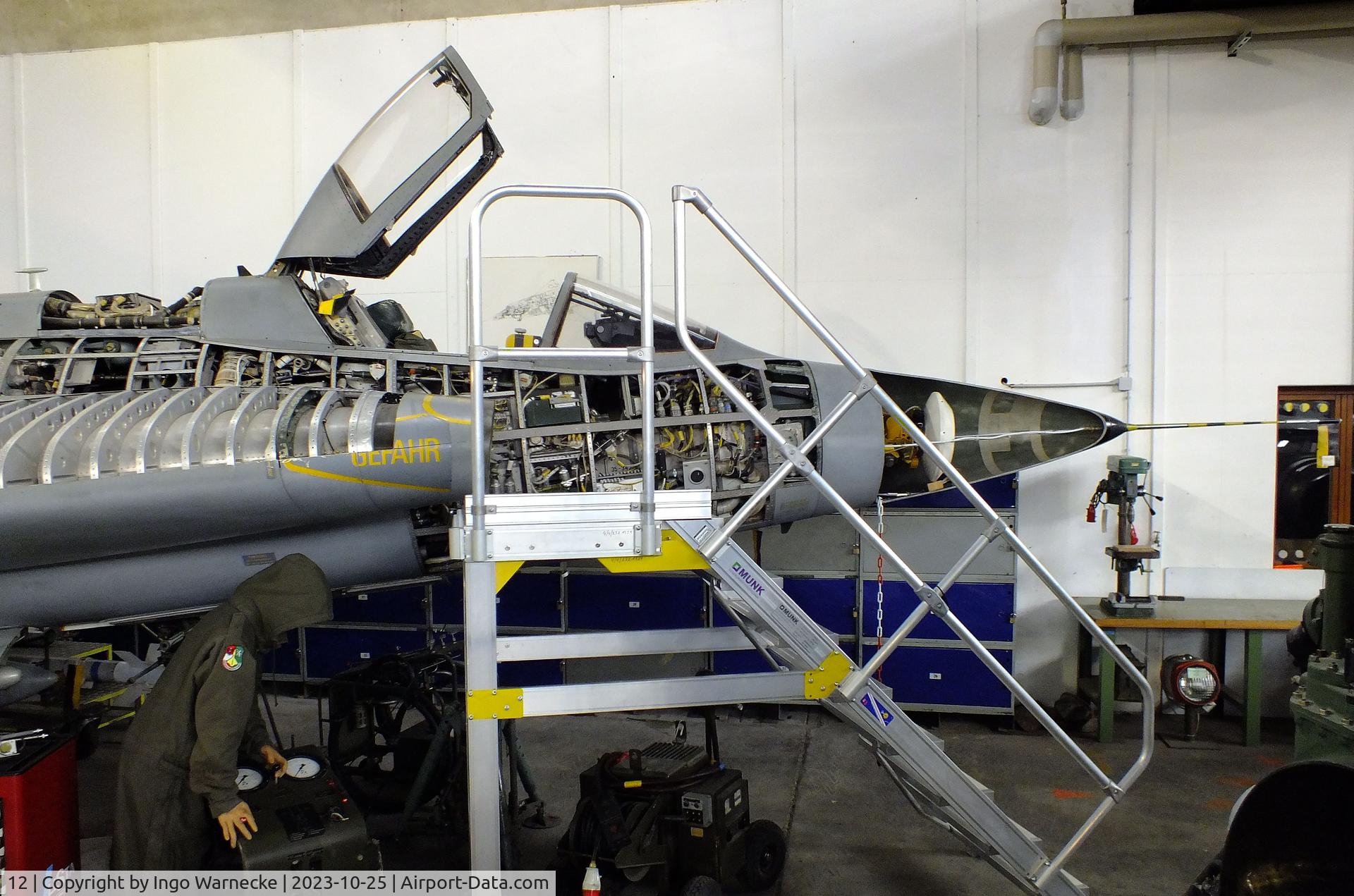 12, Saab J-35Oe MkII Draken C/N 35-1412, SAAB J35Oe Mk II Draken (starbord side without most outer skin) at the Militärluftfahrt-Museum (Museum of Austrian Military Aviation), Zeltweg