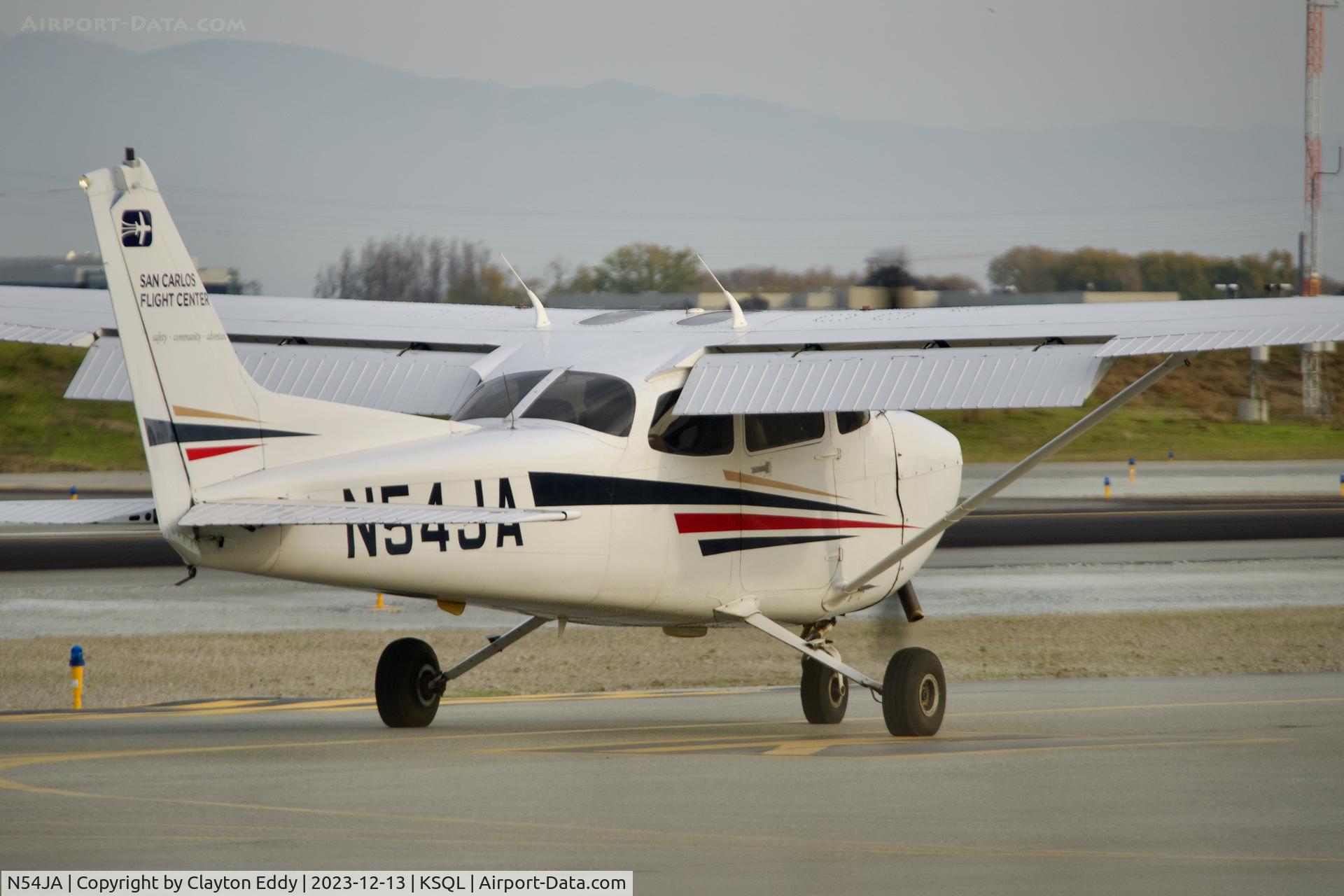 N54JA, 1998 Cessna 172R C/N 17280607, San Carlos Airport in California 2023.