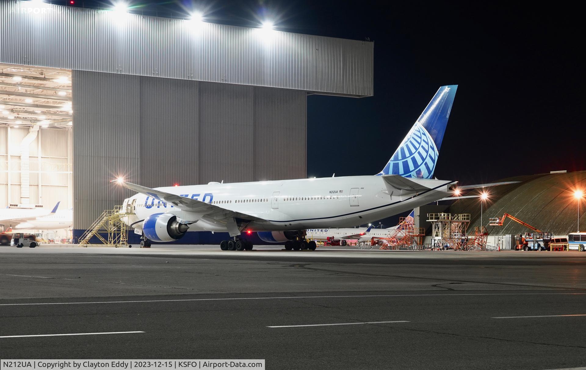 N212UA, 2000 Boeing 777-222 C/N 30218, SFO 2023.