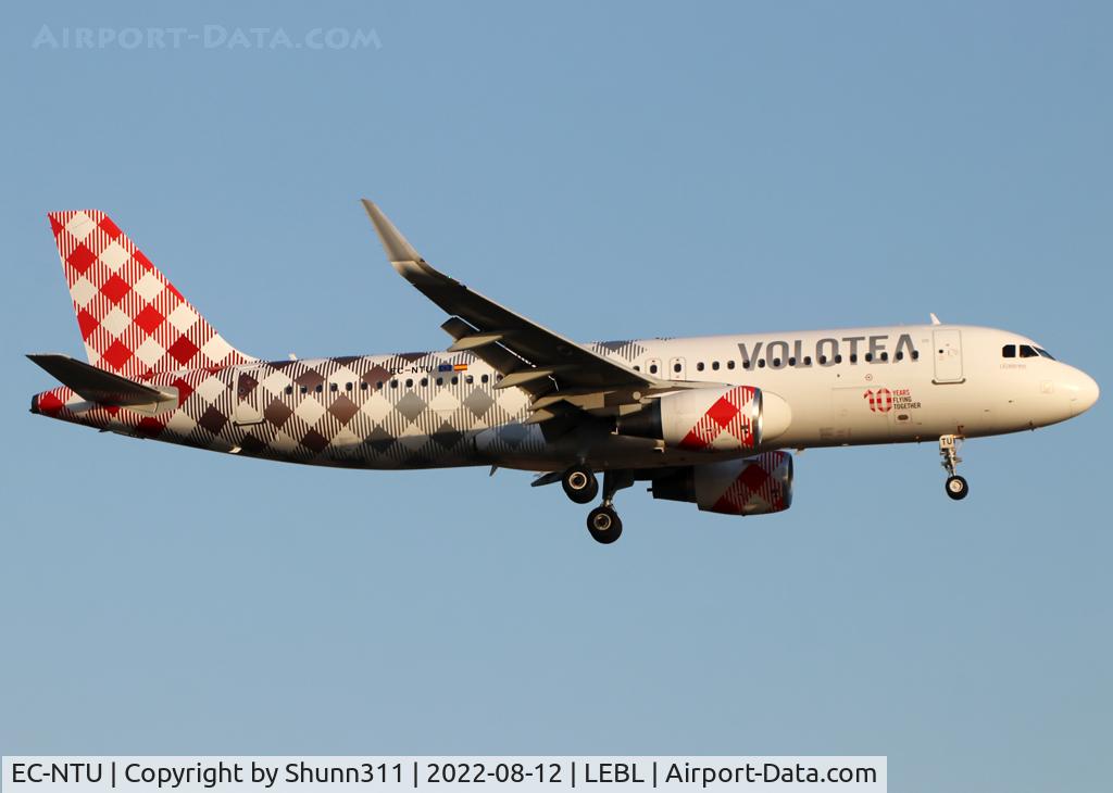 EC-NTU, 2014 Airbus A320-214 C/N 5950, Landing rwy 24R in special 10th Years c/s
