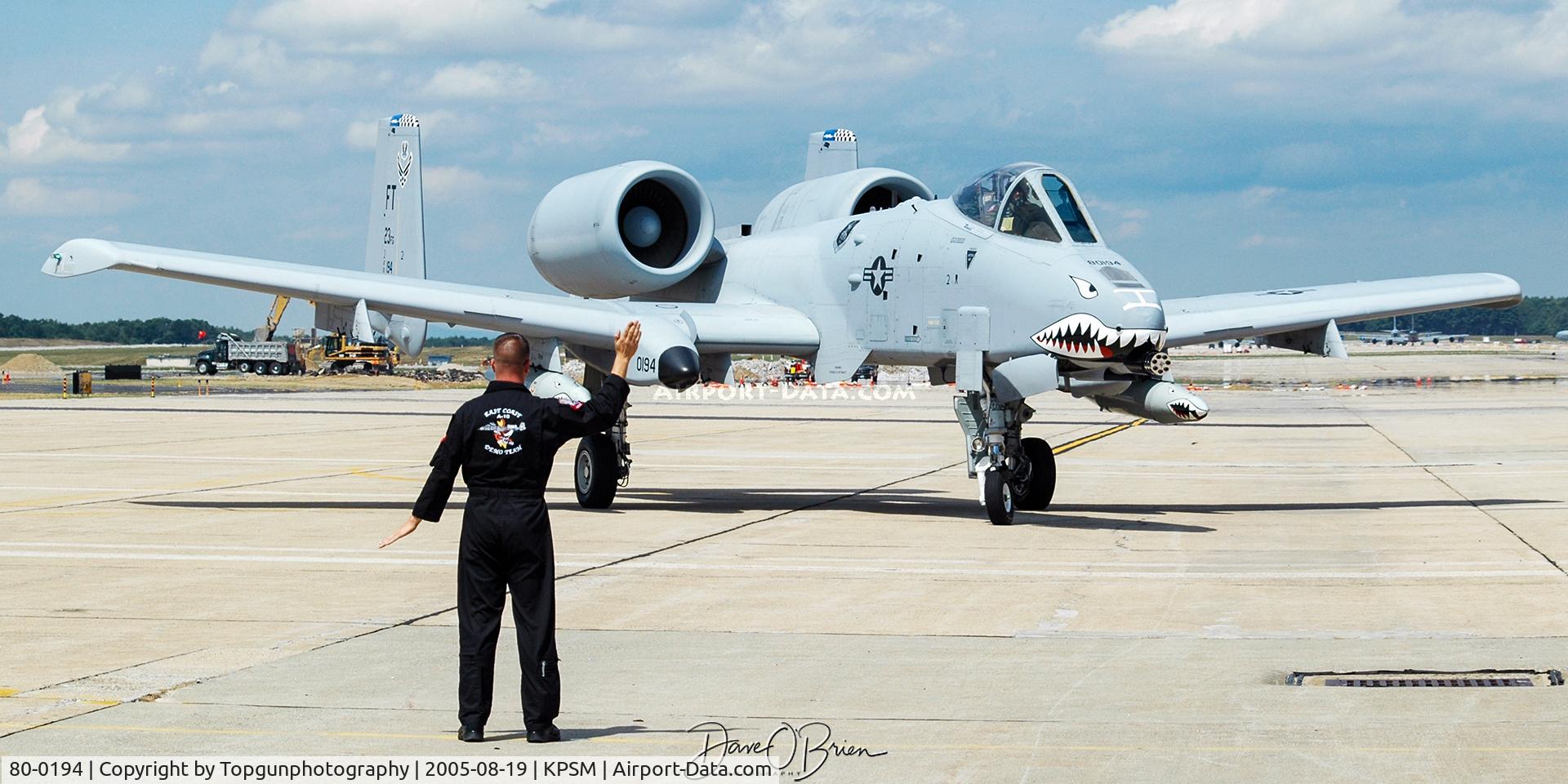 80-0194, 1980 Fairchild Republic A-10C Thunderbolt II C/N A10-0544, Crew chief clears in HOG11 into parking