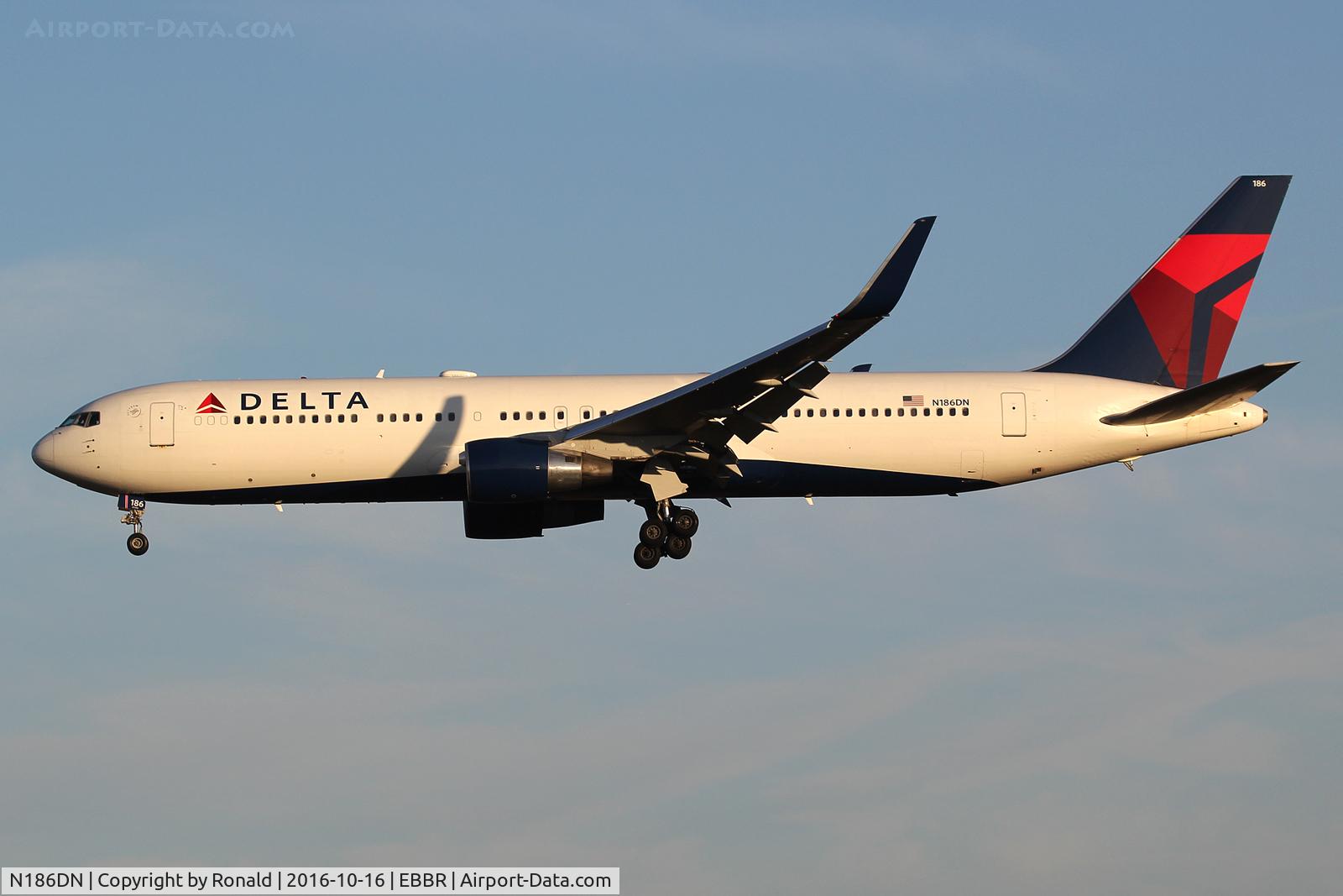 N186DN, 1995 Boeing 767-332 C/N 27962, at bru