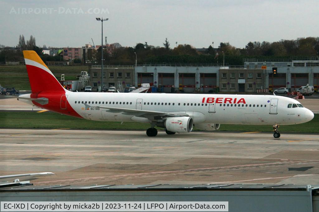 EC-IXD, 2004 Airbus A321-211 C/N 2220, Taxiing