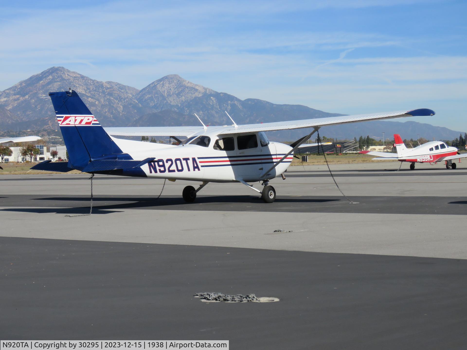 N920TA, 2004 Cessna 172R C/N 17281206, Parked