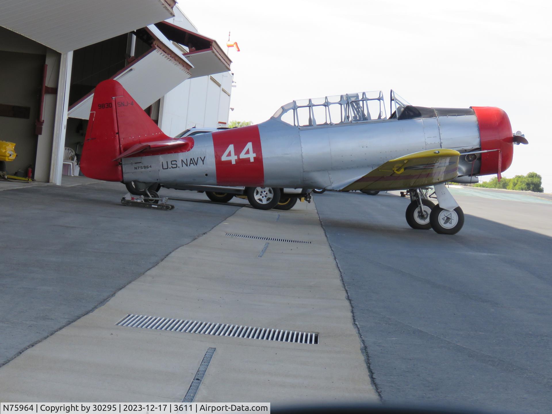 N75964, 1943 North American SNJ-4 Texan C/N 88-9830, Parked