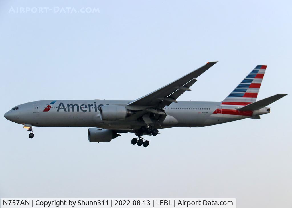 N757AN, 2001 Boeing 777-223 C/N 32636, Landing rwy 24R