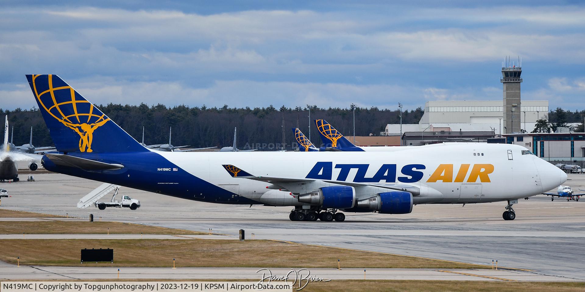 N419MC, 1996 Boeing 747-48EF C/N 28367, GIANT8433 turns into the cargo ramp, while 2 other Atlas carriers sit at the terminal.