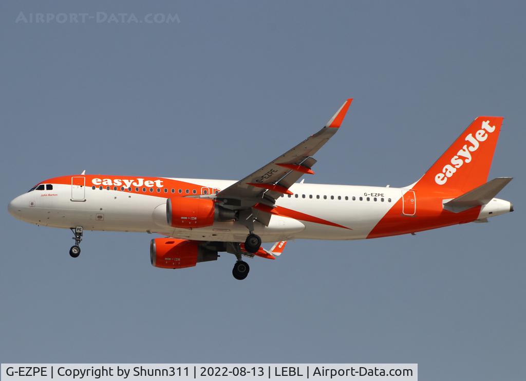 G-EZPE, 2015 Airbus A320-214 C/N 7044, Landing rwy 24R in new c/s