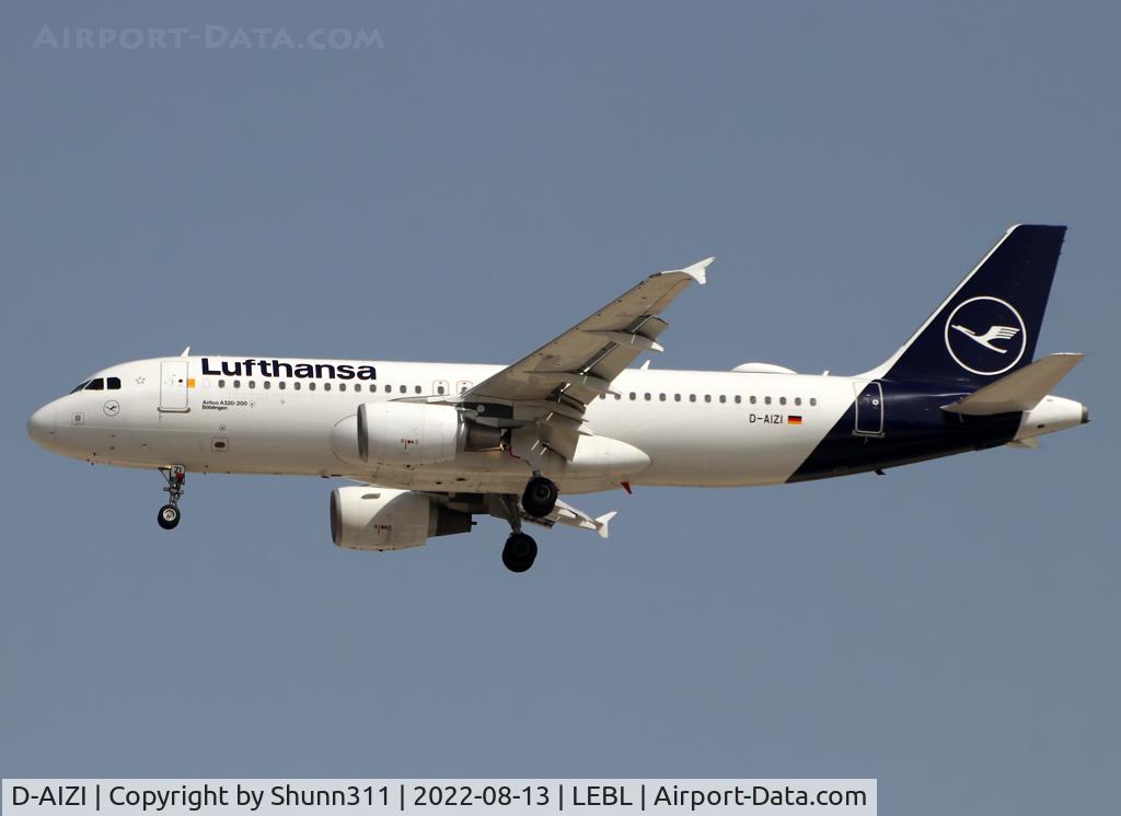 D-AIZI, 2010 Airbus A320-214 C/N 4398, Landing rwy 24R in new c/s