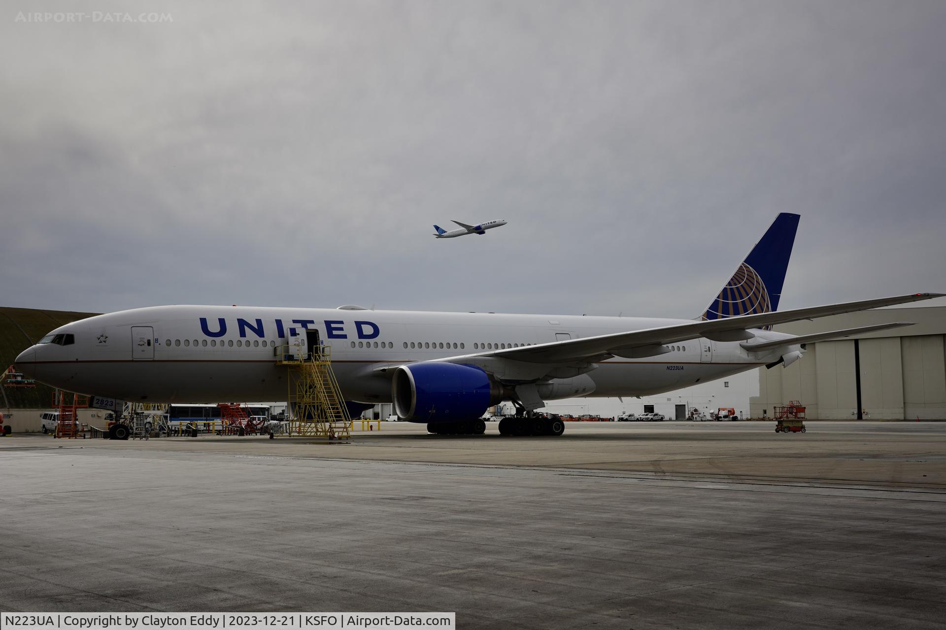 N223UA, 2001 Boeing 777-222 C/N 30224, SFO 2023.