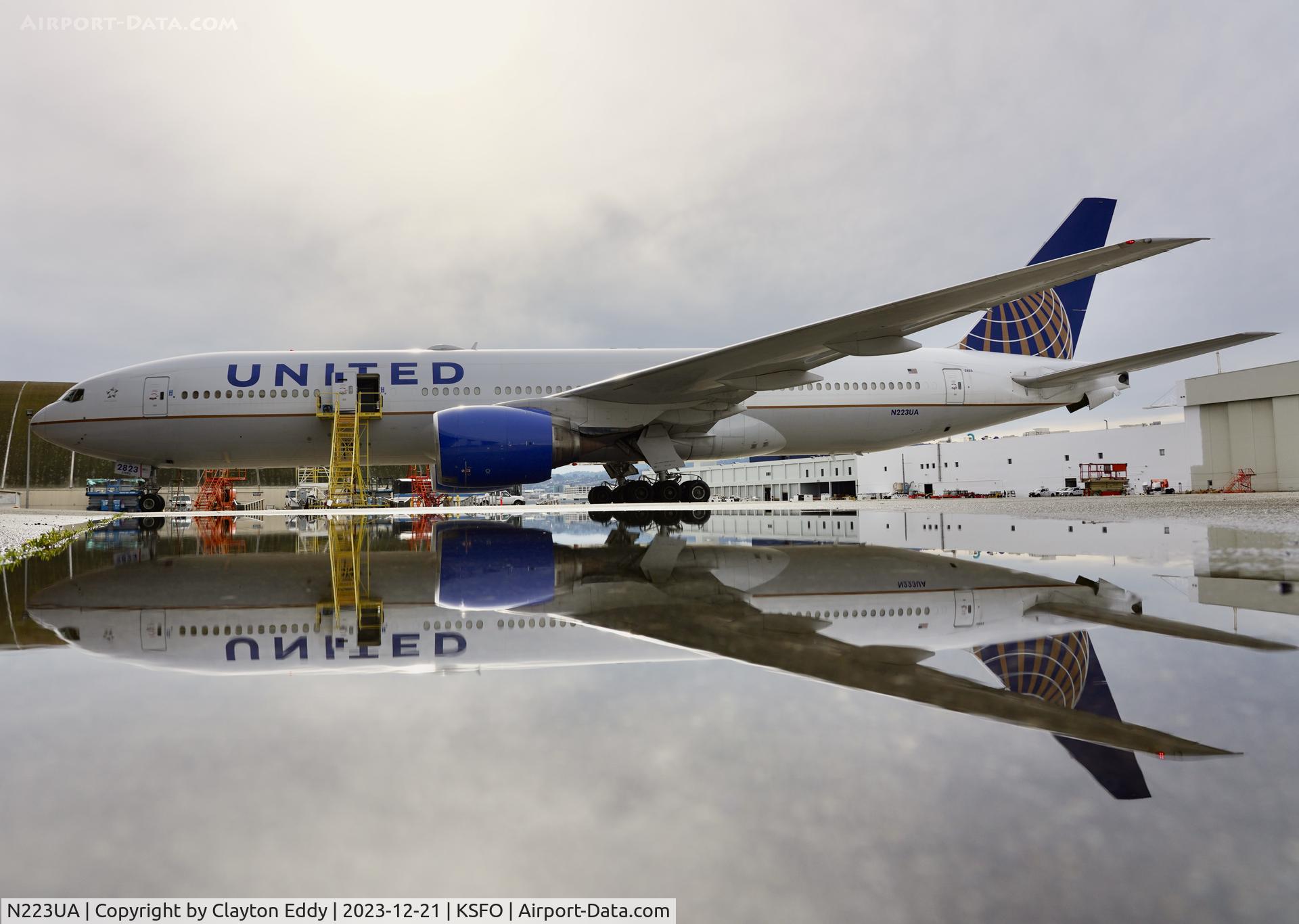 N223UA, 2001 Boeing 777-222 C/N 30224, SFO 2023.