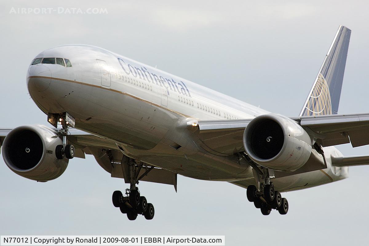 N77012, 1999 Boeing 777-224 C/N 29860, at bru