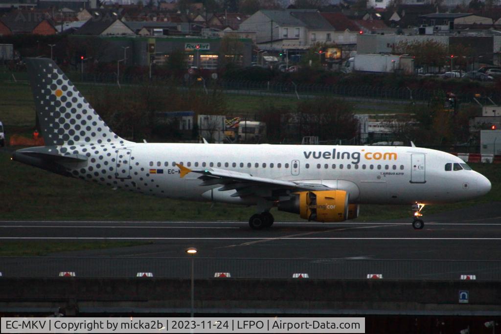 EC-MKV, 2007 Airbus A319-111 C/N 3102, Taxiing