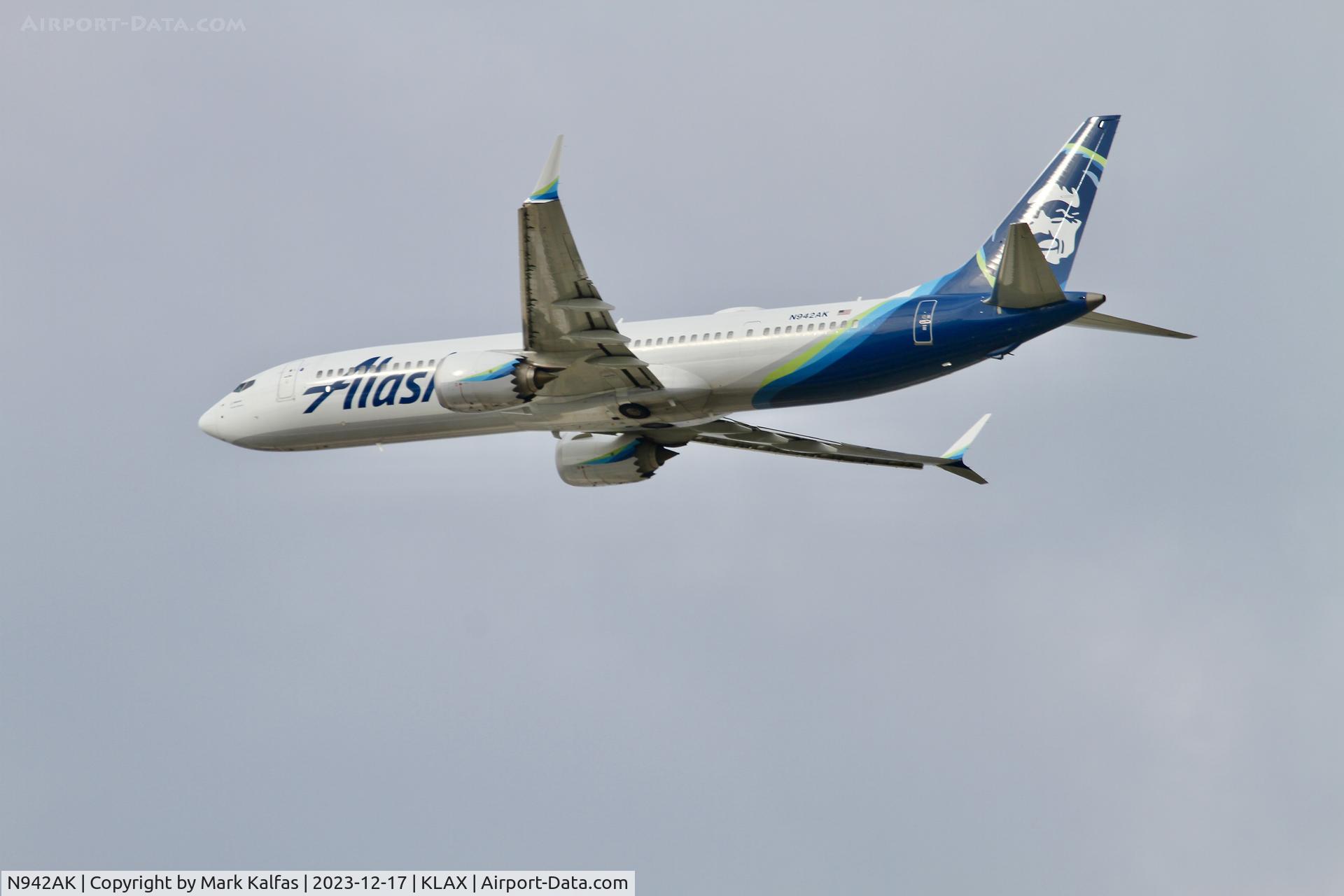 N942AK, 2022 Boeing 737 MAX 9 C/N 44102, B39M Alaska Airlines Boeing 737 MAX 9 N942AK ASA9803 LAX-BUR