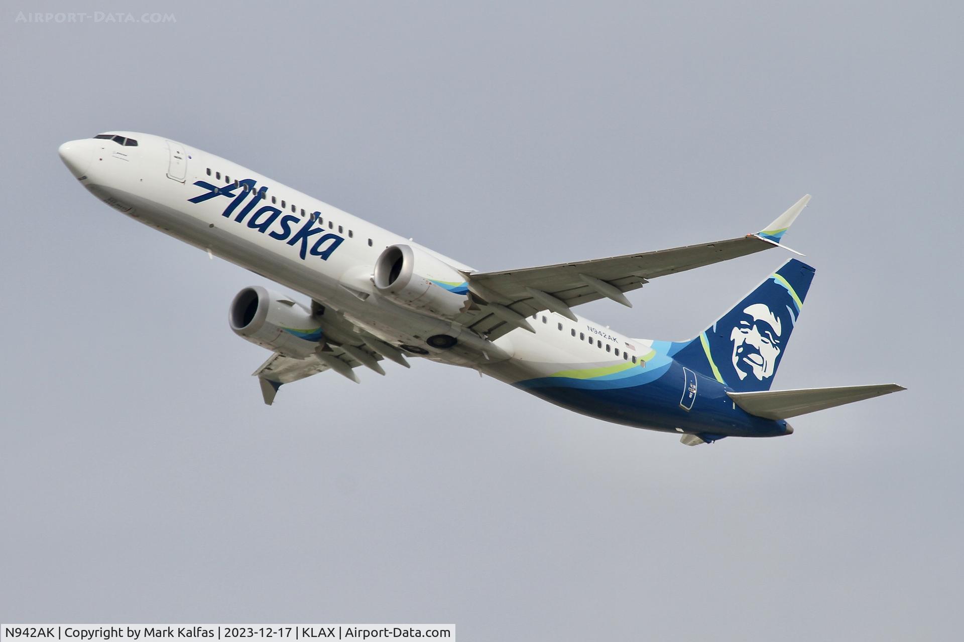 N942AK, 2022 Boeing 737 MAX 9 C/N 44102, B39M Alaska Airlines Boeing 737 MAX 9 N942AK ASA9803 LAX-BUR
