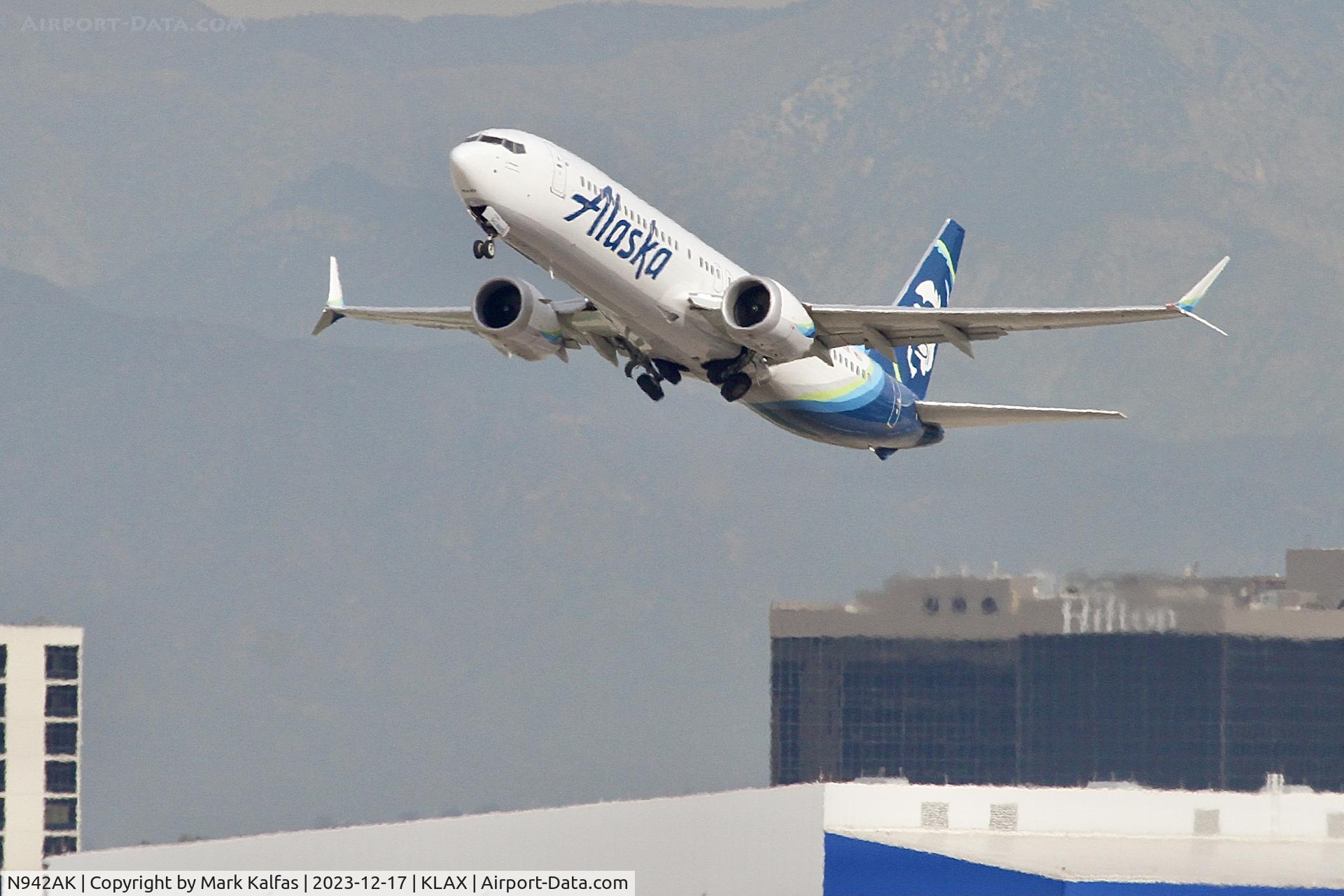 N942AK, 2022 Boeing 737 MAX 9 C/N 44102, B39M Alaska Airlines Boeing 737 MAX 9 N942AK ASA9803 LAX-BUR