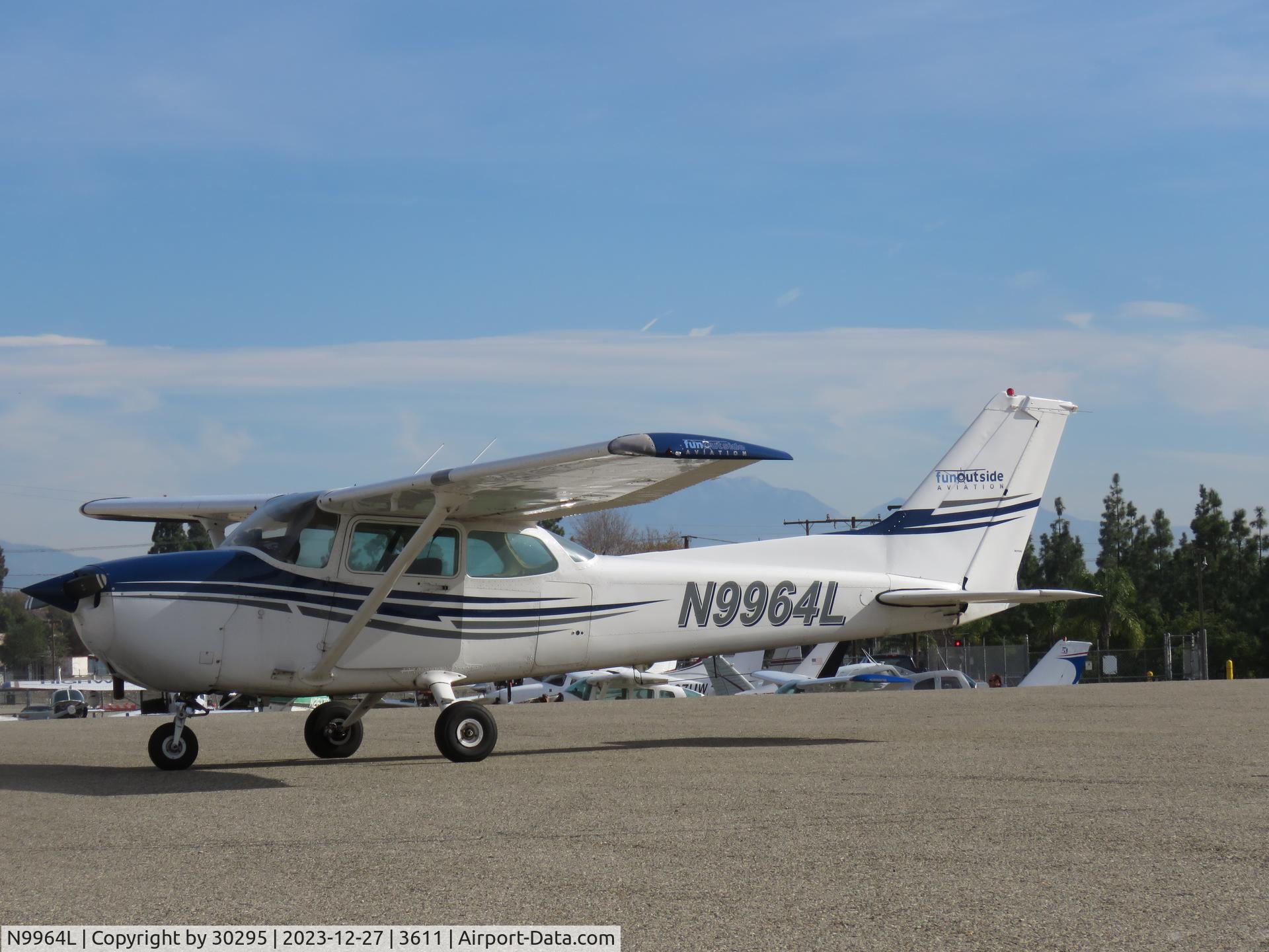 N9964L, 1986 Cessna 172P C/N 17276652, Parked